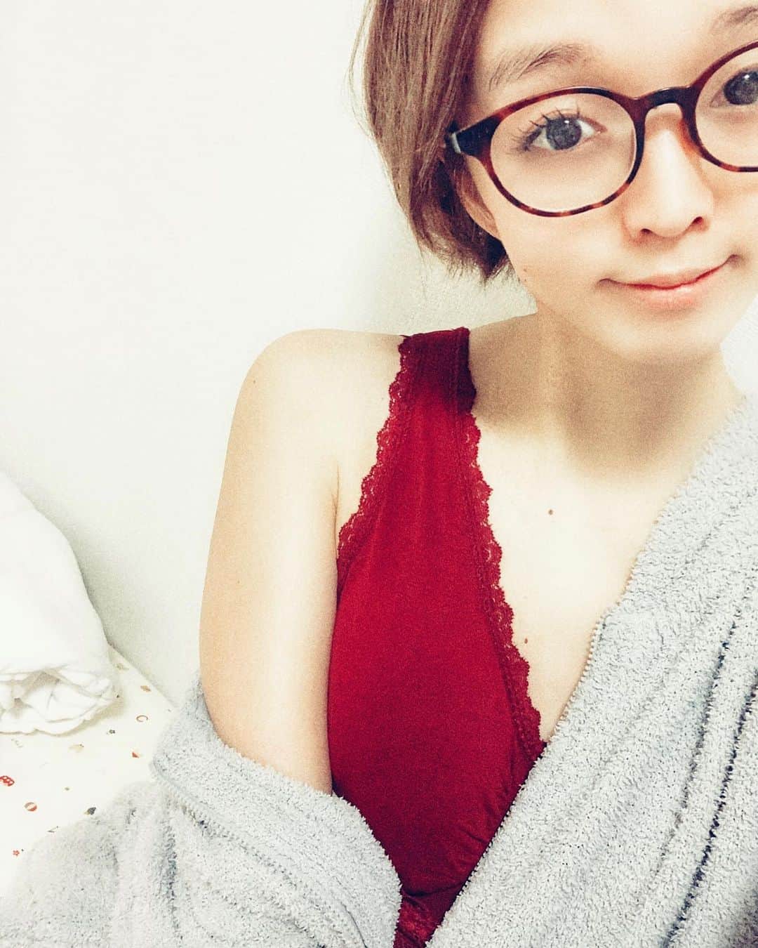 のインスタグラム：「@tu_hacci   授乳後の寂しいバストケア、ついつい一番最後になりがちなケアなんですが、最近がんばっています  ワイヤーが嫌い 夜はできるだけ楽なもので、バストケアしたい方にすごくおすすめなこちら 前ホックナイトブラ  まるでスポブラのような、軽やかさと、そして伸縮性で圧迫感0❣️  色はボルドーで、女性らしさを自己満足ですが楽しんでいます🤣❤️❤️  @tu_hacci  #tu_hacci #ツーハッチ #ナイトブラ #前ホックナイトブラ #ナイトブラ生活 #ナイトブラおすすめ #pr #ボディケア #バストケア #アラサー美容 #美容 #美容オタク #アラサー美容 #30代女子  #美容好きな人と繋がりたい  #美容オタクさんと繋がりたい  #読者モデル #読モ #産後11ヶ月  #ママさんと繋がりたい  #男の子ママと繋がりたい  #プレママさんと繋がりたい　 #男の子ママ #ママライフ  #美的クラブ」