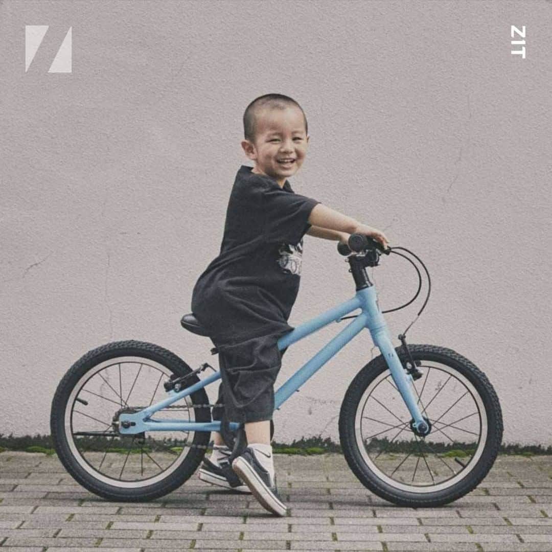 RITEWAY -Official Instagram-さんのインスタグラム写真 - (RITEWAY -Official Instagram-Instagram)「ZIT ジット 自転車が大好きになる超軽量キッズバイク。 ペダルを漕げるようになった瞬間、普段車で行っている公園に自転車でたどり着いた瞬間、達成感と自尊心で満たされた最高の笑顔に出会えます。 クラス最軽量5.8kg(14")で軽くて思い通りに走れるZITは子どもの移動範囲をさらに広げてくれて、何よりも楽しい親子の時間を作れます。 —————————— #ジット #riteway #ライトウェイ #自転車 #自転車のある生活 #幼児車 #キッズ自転車 #こども自転車 #子供自転車 #サイクリング  #クロスバイク #14インチ自転車 #16インチ自転車 #18インチ自転車」2月2日 8時22分 - riteway_bike