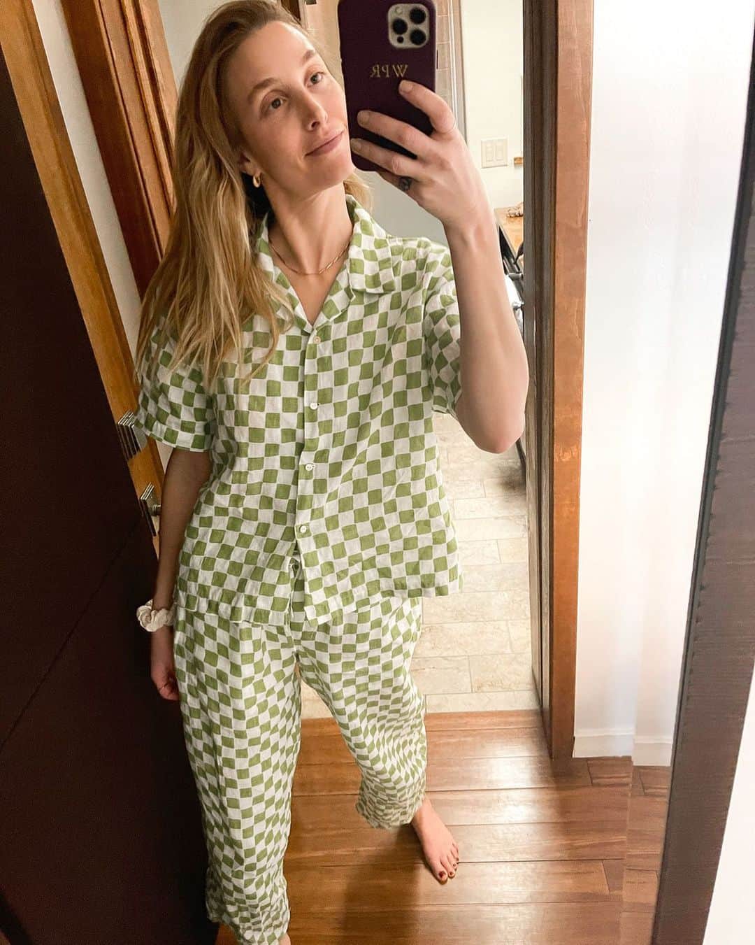 ホイットニー・ポートのインスタグラム：「Doing “nothing” or whatever that means to you can be extremely helpful for managing stress, but always make your bed before doing nothing. Then, you'll feel better about it. Also, dress for success. xxx」