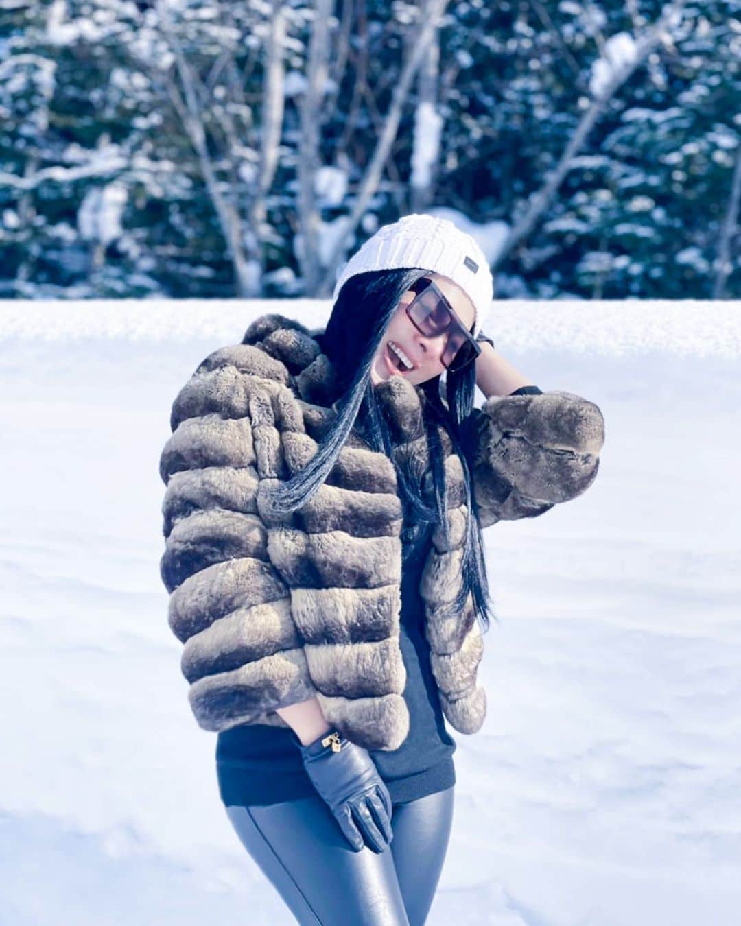 Syahriniさんのインスタグラム写真 - (SyahriniInstagram)「• Snow Is My Daily Dose Of Happiness !  __________________ 𝓢𝓨𝓡 __________________  #PrincesSyahrini #Winter_2Feb2021 #WinterWonderland」2月2日 8時25分 - princessyahrini