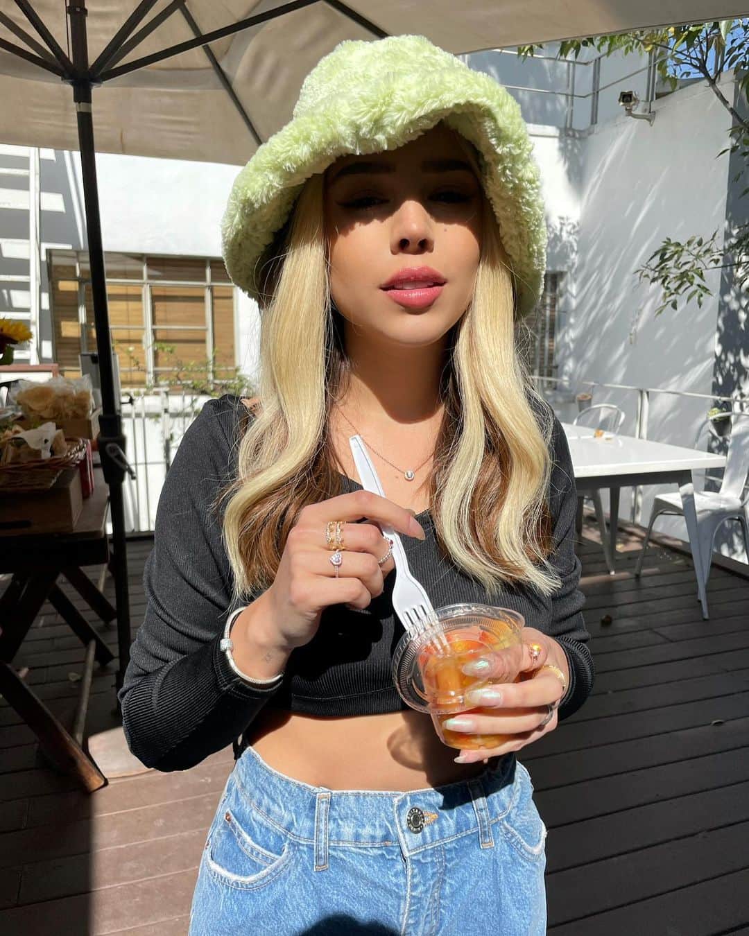 Danna Paolaのインスタグラム：「Hola febrero... ☘️ espero no me falles este San Valentín. Gracias」