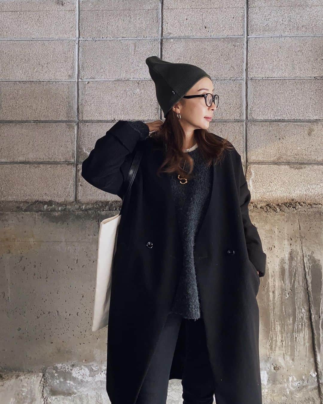 rats1316のインスタグラム：「・ ビーニー　@oakleyjapan  アウター　@titivatejp  ニット　@uniqlo_jp  デニム　@zara  スニーカー　@nike  ・ ・ ・ #ママ#ママコーデ#ママファッション#code#ootd4nylonjp  #ootd#outfit#mamagirl#北海道ママ#札幌ママ#三児の母#プチプラコーデ#今日のコーデ#ママライフ#ロカリ#mineby3mootd#きょコ#今日の服#大人カジュアル#主婦#男の子ママ#mamagirl」
