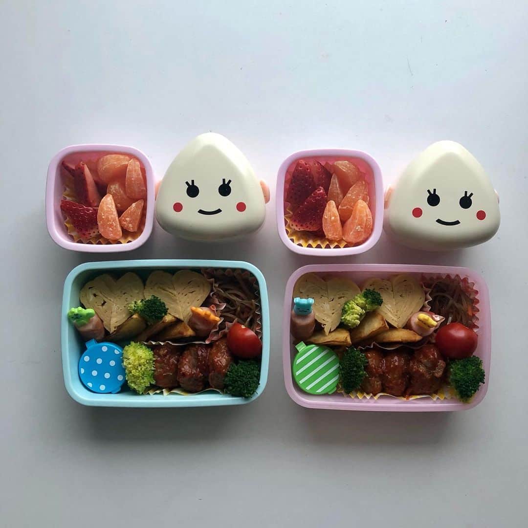 ◆miki◆のインスタグラム：「* * 😋🍴🍱 * おはよーございます  今日はスキー遠足の為⛷ 100年振りのお弁当の日 目覚ましは分刻みw で起きれたわ～ホッ☺️  ︎︎︎︎☑︎おにぎり ︎︎︎︎☑︎ミニハンバーグ ︎︎︎︎☑︎きんぴらごぼう ☑だし巻き玉子 ︎︎︎︎☑︎カレー風ポテト ☑ウィンナー ☑ブロッコリー ☑トマト ☑イチゴ ☑ミカン  高校生になったら毎日… お弁当作らなあかんのか… 禿げそうだなぁ…👨🏻‍🦲  100年振りだと頑張れるんだけどね😀  #載せる勇気 #お弁当 #子供弁当 #ののなの弁当 #手作りお弁当」