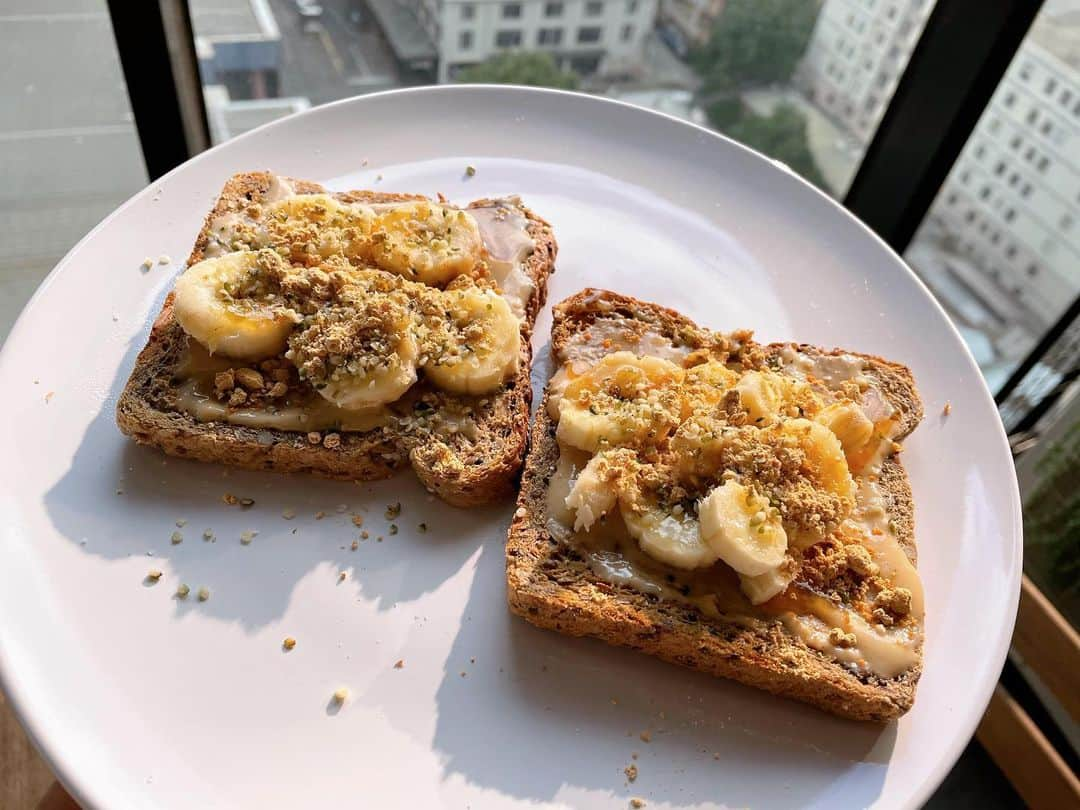 日比野菜緒さんのインスタグラム写真 - (日比野菜緒Instagram)「パンを食べるとなんか眠くなる🥱 グルテンアレルギーじゃないけど、朝はグルテンは控えたほうがいいのかな〜  I feel sleepy when I eat bread🥱 I'm not allergic to gluten, but maybe I should avoid gluten in the morning...?? #melbourne 🇦🇺🍃 • #今日の気付き #メルボルン は肌寒い」2月2日 8時31分 - naohibino_1128