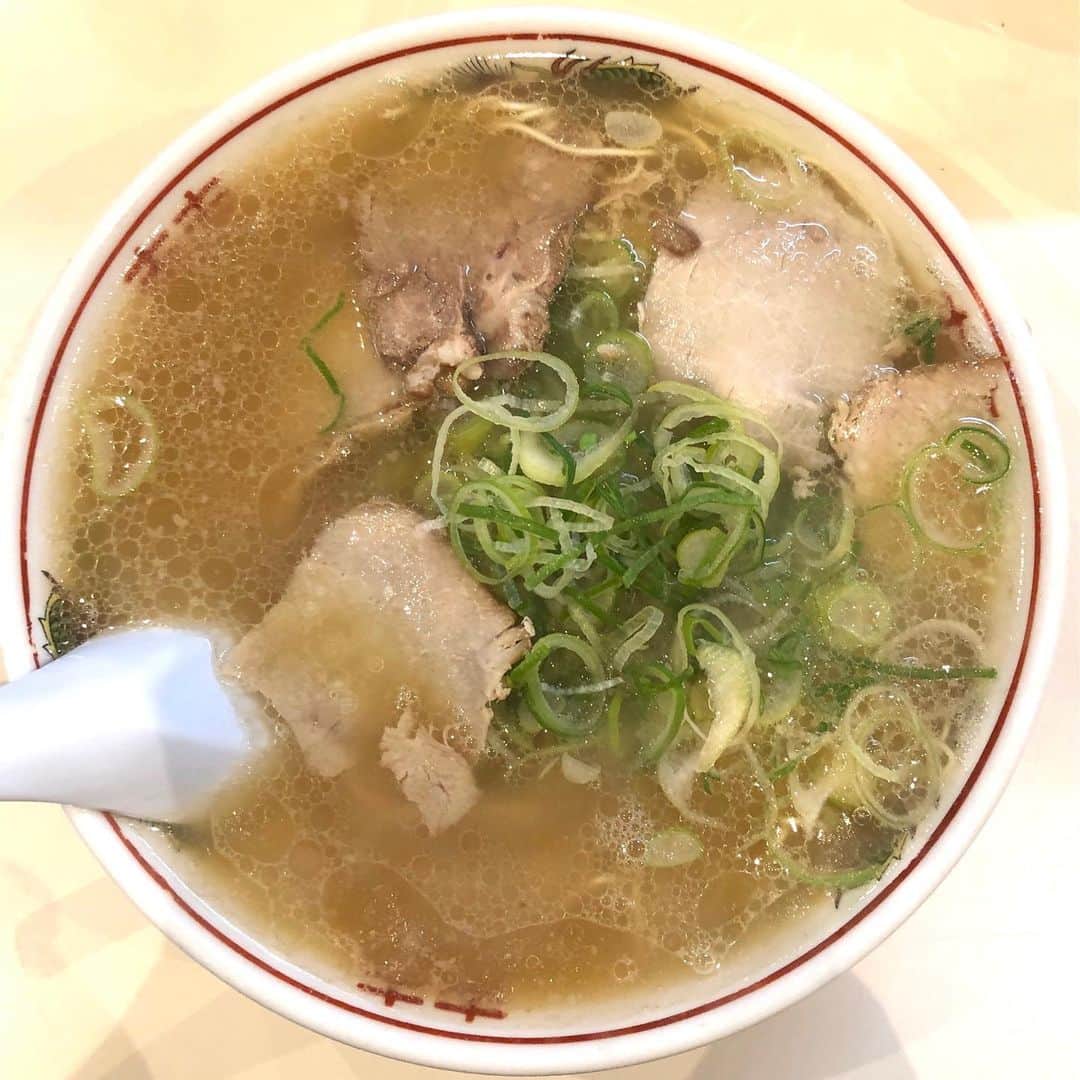 有江嘉典さんのインスタグラム写真 - (有江嘉典Instagram)「長浜ラーメン 一龍亭/ラーメン  福岡県産ラーメン用小麦のラー麦麺を使用している馬出の一龍亭。麺がスルスル口の中に入って行く時の心地良さったら。スープはアッサリしてるのに旨味たっぷり。塩梅の良いシャバシャバ系。  ①Overall picture of ramen(全体像) ②Shop front(店構え) ③Soup like a waterfall. A sea of ​​love with kindness. (スープを滝のようにする。優しさを従えた愛の海) ④ Lift noodles. Gently brush your hair.(麺を持ち上げる。優しく髪をかきあげるように) ⑤roasted pork fillet. Visual confirmation of the feeling of movement.Glossy shaking(チャーシュー。躍動感を確認。艶めかしい揺れ)  #福岡 #福岡グルメ #博多 #博多グルメ #福岡ラーメン #豚骨ラーメン #長浜ラーメン #博多ラーメン #一龍亭 #ラーメン #らーめん #拉麺 #ramen #麺 #ramennoodles」2月2日 8時32分 - yoshinori_arie