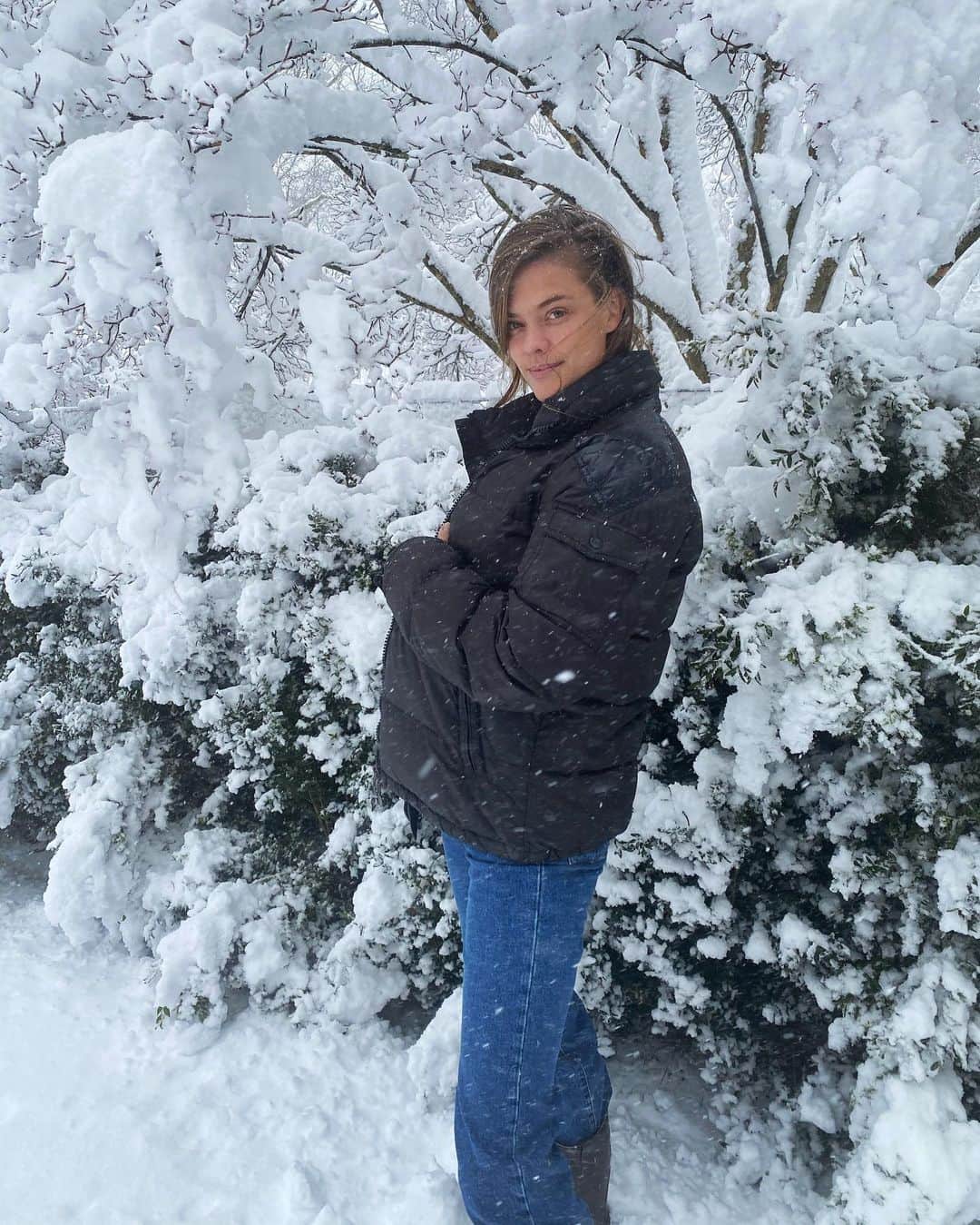ニーナ・アグダルのインスタグラム：「There’s snow day like a snow day ❄️」