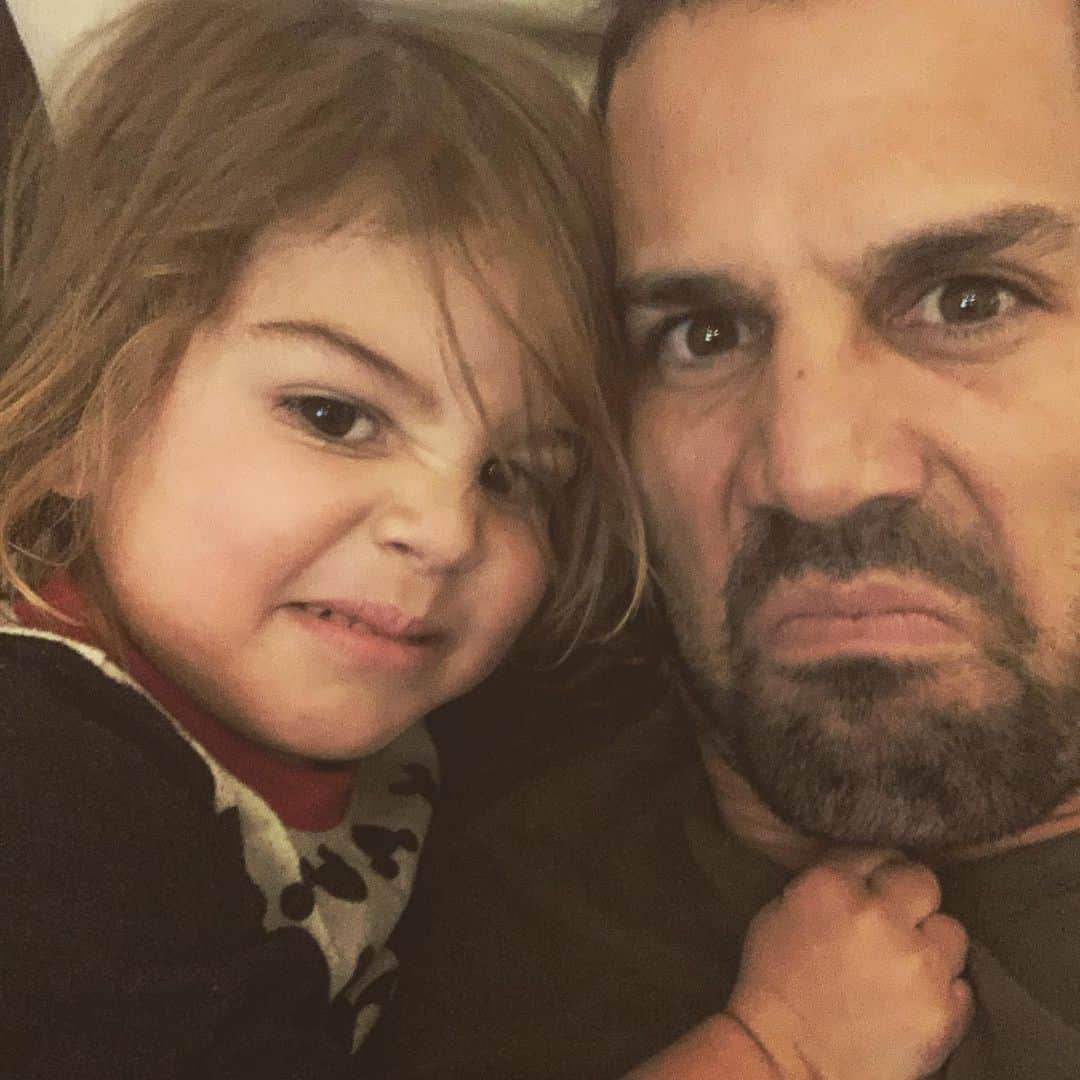 のインスタグラム：「Forrest couldn’t hold the mean mug 😠😀」