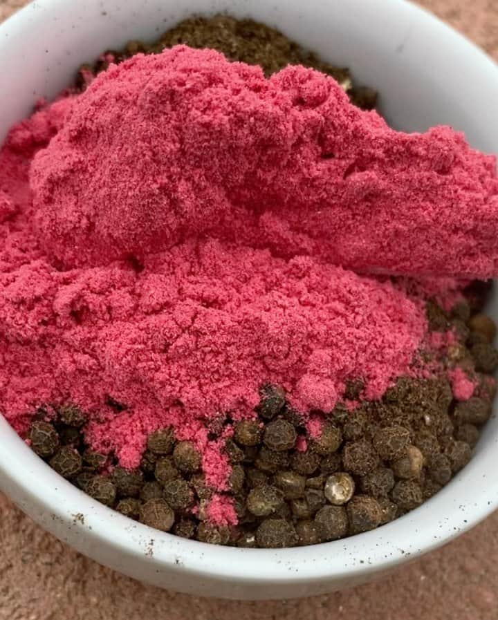 ケリスのインスタグラム：「SMOKED black peppercorn and dehydrated organic raspberry blend is everything you hope it will be ! Bountyandfull.com it's a lifestyle」
