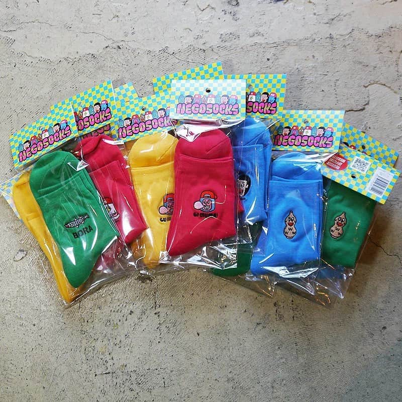 ネゴシックスのインスタグラム：「駄菓子屋にぶら下げたい #negosocks  プロフィール欄にオンライン出現」