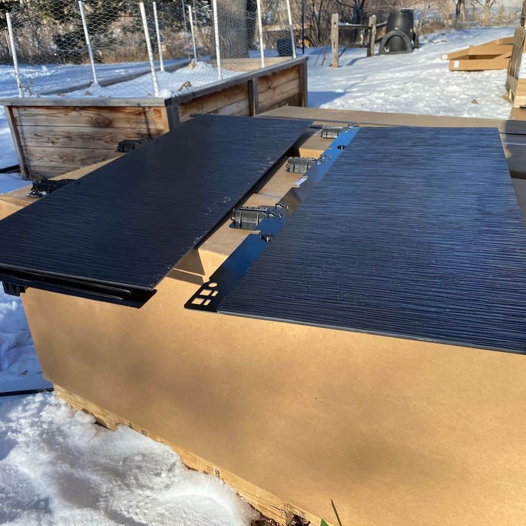 Teslaさんのインスタグラム写真 - (TeslaInstagram)「Solar Roof installed in a single day in Loveland, Colorado  📸 by @carsonbecker_ & @seanmichaelmitchell  🏠🛠 @weddleandsons」2月2日 8時47分 - teslamotors