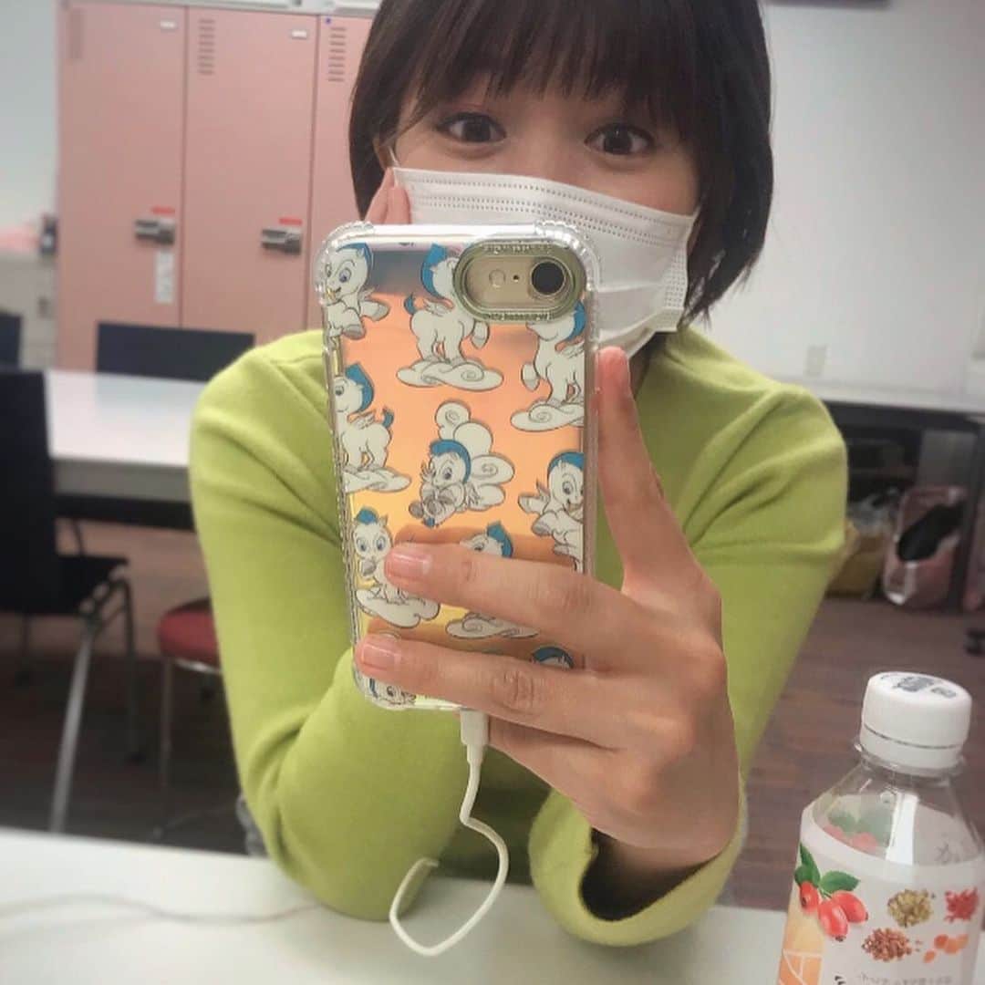 のインスタグラム：「. . ロケなので明るい服がいいかなと黄緑を着てきたら、コートも充電器も緑やった＾＾ ひとりGReeeeN🧑‍🦱🌳 #コーディネートってむずかしい #洋服とは」