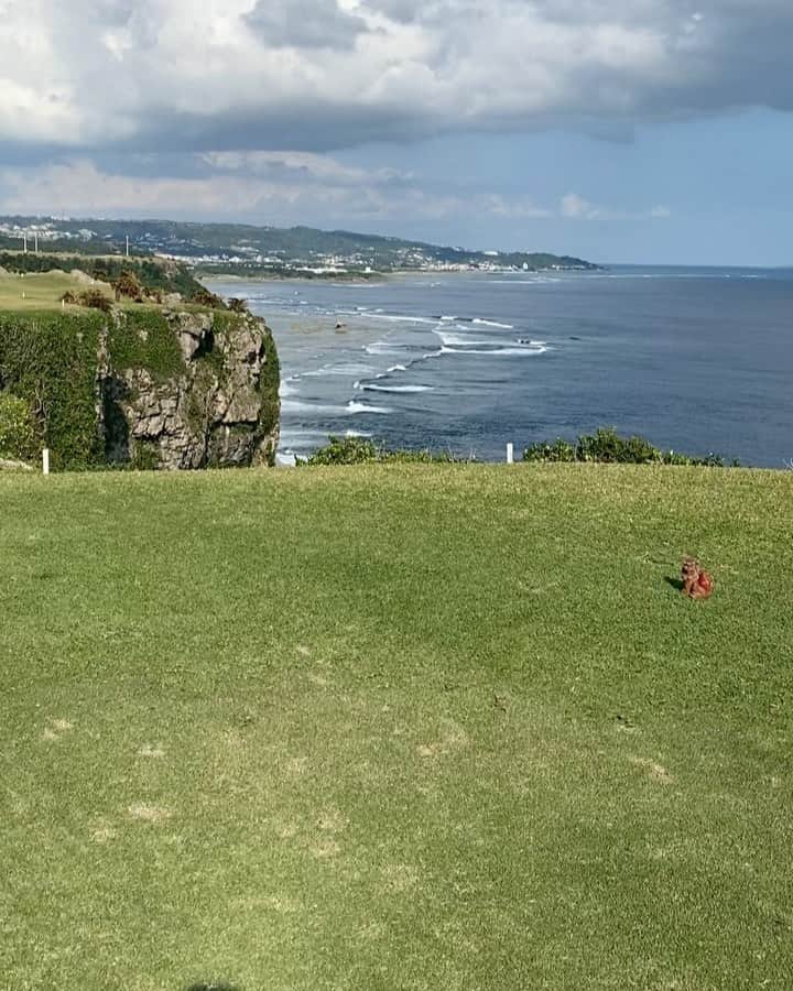 RIKAのインスタグラム：「. サザンリンクスは絶景ポイントが多いコース⛳️✨ . 風が強かったけどのびのびプレーできて気持ちよかった☺️ . . . #ゴルフ#golf#⛳️#ゴルフ女子#ゴルフ好き#ゴルフウエア#ゴルフコーデ#ゴルフスイング#골프 #골프웨어 #골프스윙 #여행 #해외여행 #골프스타그램 #골프중독 #와인 #소주 #좋은시간#強風#絶景」