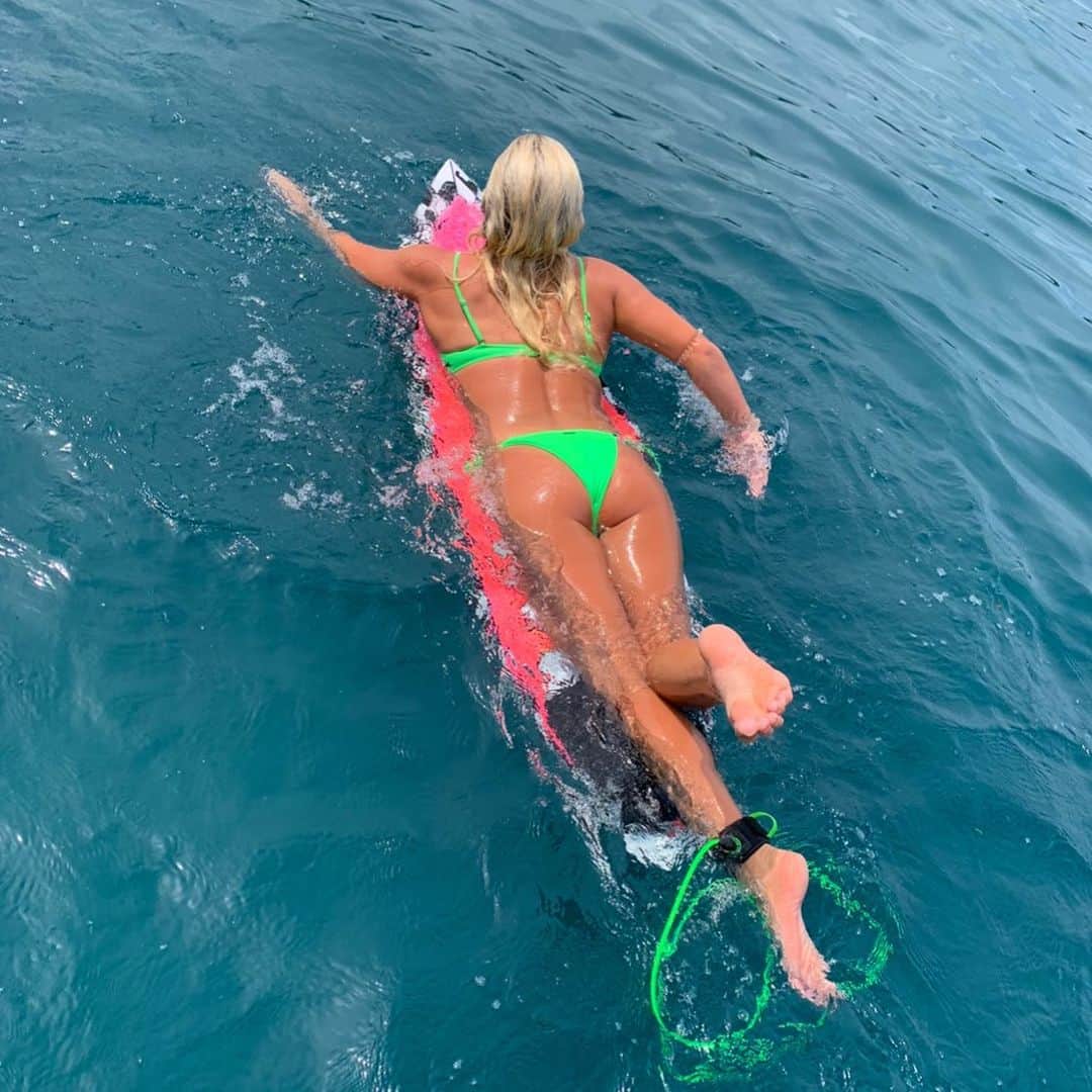 フェリシティー・パルマティアーのインスタグラム：「Just keep paddling 🏄‍♀️」