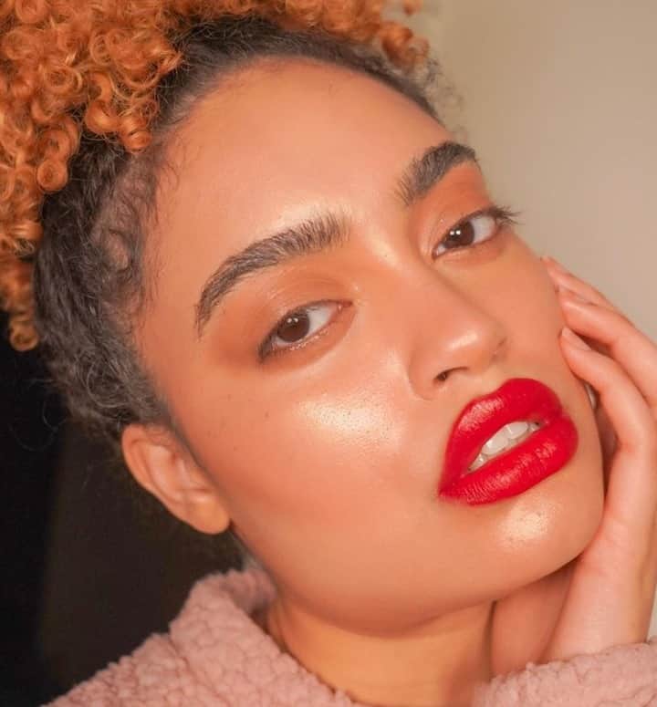 Revlonさんのインスタグラム写真 - (RevlonInstagram)「Ripe, ripe red 🍒   Celebrating #NationalCherryDay with @janibellrosanne wearing #SuperLustrous Lipstick in Cherries in the Snow (440)  Check out our Story to see more looks we love!」2月2日 9時00分 - revlon