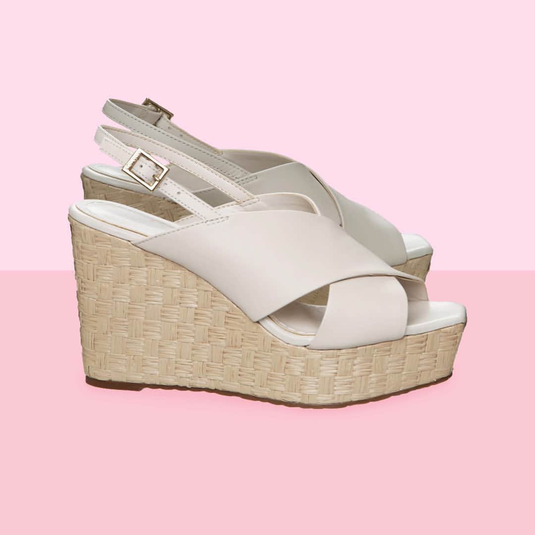 Santa Lollaのインスタグラム：「A sandália com tiras cruzadas e salto plataforma em tressê de palha é o modelo para investir no closet do verão! O tom off white também é um curinga para muitas temporadas. [ 044F.2C21.01E2.001A • R$249,90 ] #santalollaverao21 #newnatural #highheels #wedge」
