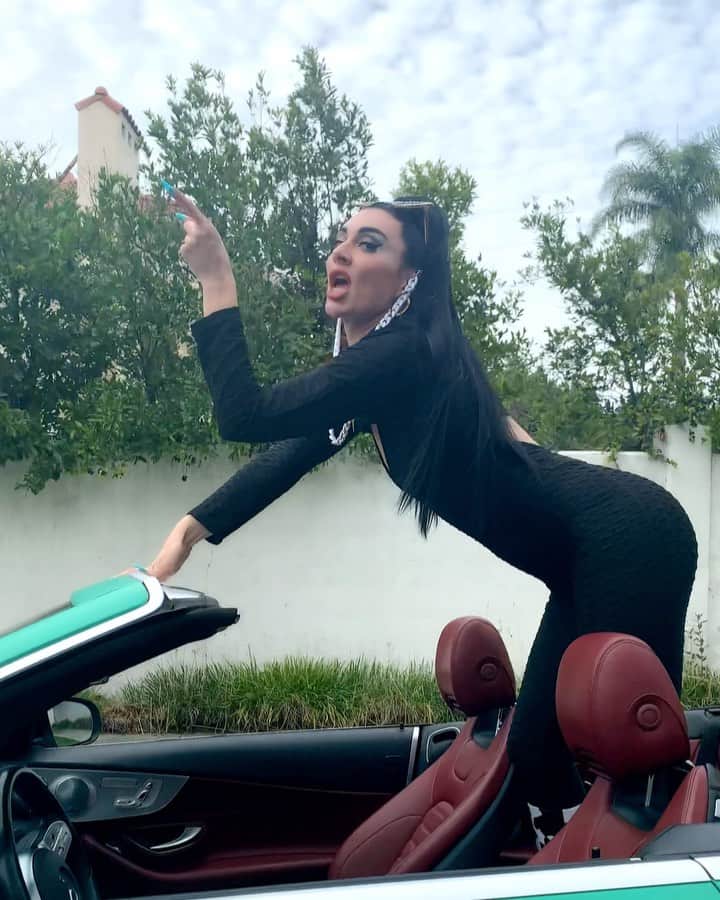 カーミンのインスタグラム：「spreading the sugar daddy gospel in beverly hills   listening to album mixes  the at-home spa treatment I really needed to be that bitch  @revolvebeauty @coola」