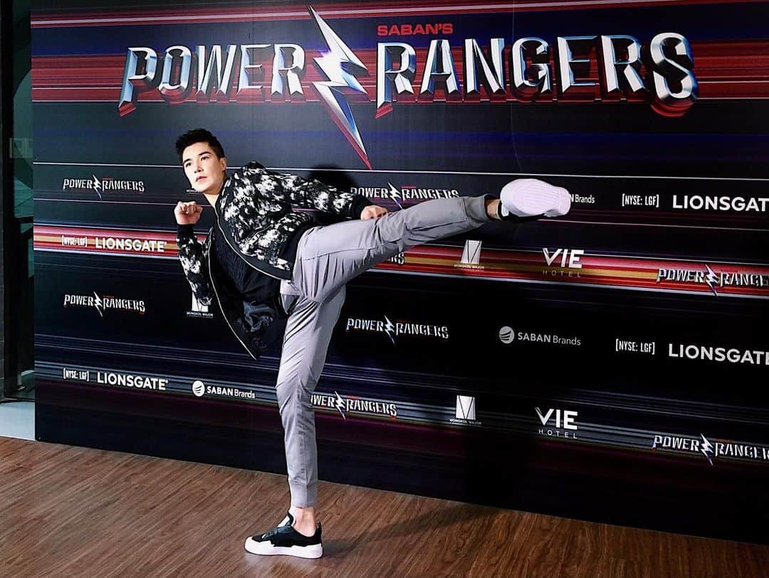ルーディ・リンのインスタグラム：「I get to live my dream today because I dedicated countless of hours to superhero shows, cartoons and video games when I was a kid. Plenty of people told me to stop wasting my time, I’m very happy to report that I wasted no time at all listening to them. Kickback and dream on.  #kickingmonday #kickit #livingthedream #liveyourdream #powerrangersmovie #throwbackpic #blackranger」