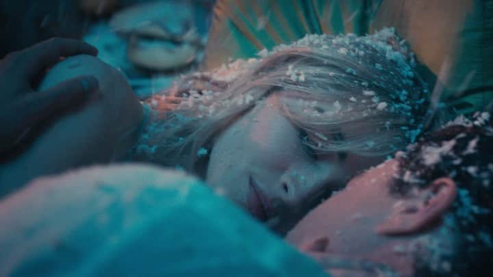 サブリナ・カーペンターのインスタグラム：「skin video out now 🤍 hope u enjoy」
