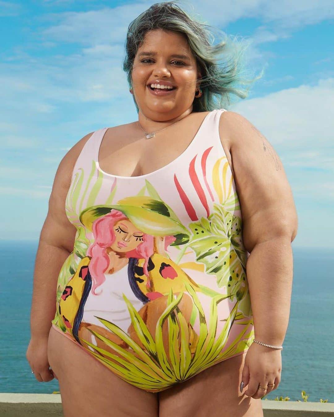 Preta Gilのインスタグラム：「O que é o padrão de beleza para você? Por aqui o padrão é ser feliz, é vestir sua melhor versão, é se olhar com mais autoamor. Nada melhor que poder vestir algo que te representa, te valoriza e abraça seu corpo. Foi por isso que nasceu a minha coleção com a @soufeline, pensando em levar moda, conforto, beleza para tantos corpos de mulheres maravilhosas que estão espalhadas por esse nosso Brasil! Tenho muito orgulho dessa coleção e fico ainda mais apaixonada vendo ela ganhar vida. Vamos colorir ainda mais esse verão!   @stellinharavalhia @jadevarao @carlaametista @luitapantoja @buttlerflyconcept_」