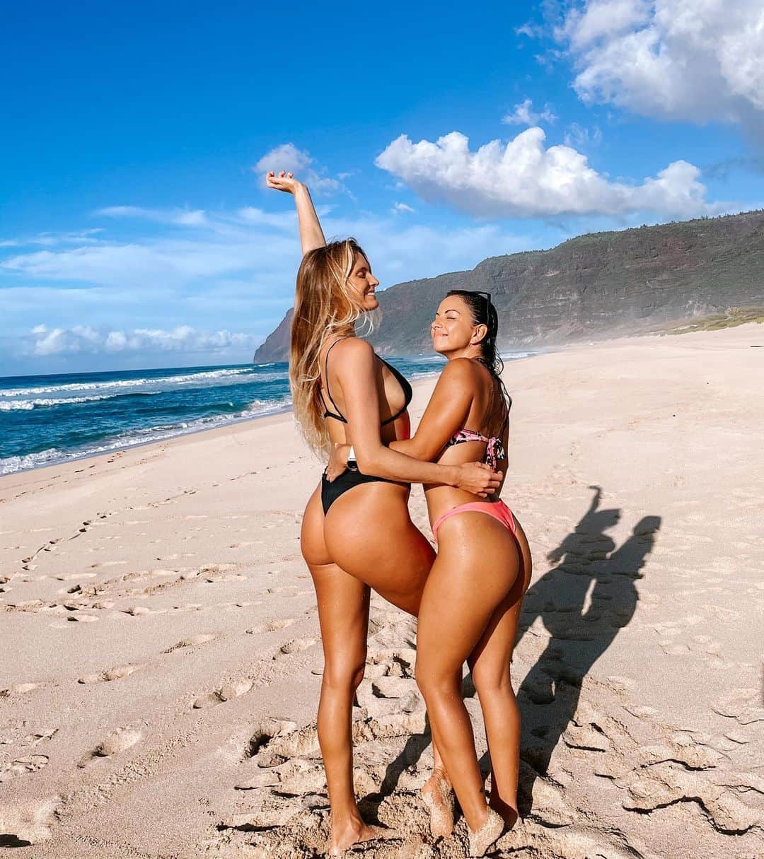 アラナ・ブランチャードのインスタグラム：「Love doing life with this one! We traveled the world together and now we are mamas together ☺️🤍」