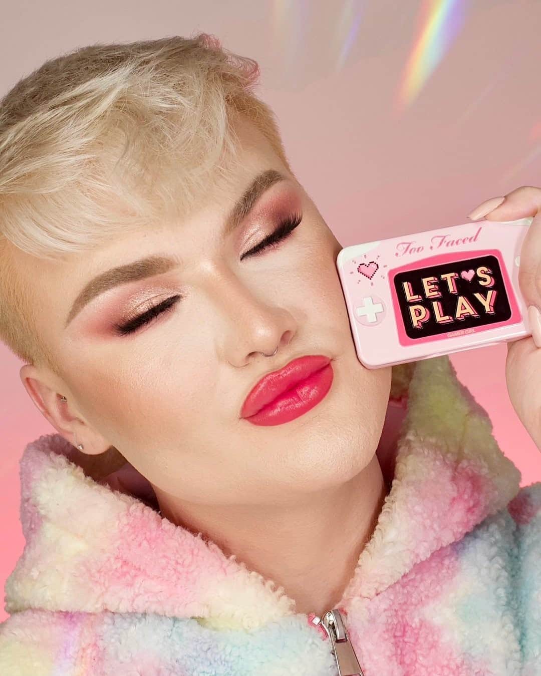 のインスタグラム：「Major 👁️🍭 @samuel.rayy is a glow getter in our Let's Play Mini Palette, Killer Liner in Killer Cashmere, Peach Bloom Lip Balm in Raspberry Flush, Peach Bloom Lip & Cheek Tint in Peach Glow, and Better Than Sex Lashes in style Drama Queen! ✨ #regram #toofacedambassador #toofaced」