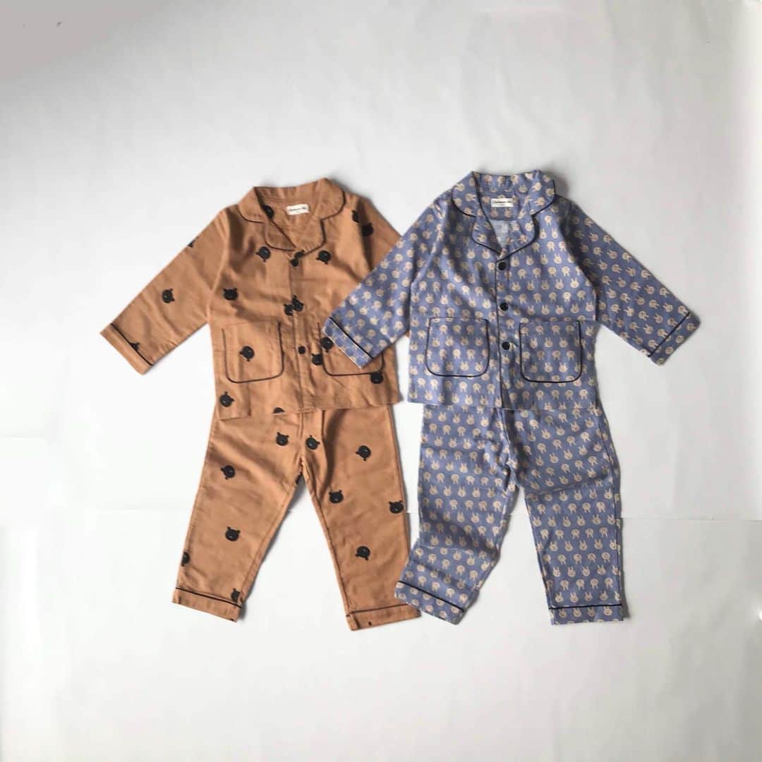 子供服のbig foRE:stのインスタグラム：「. どうぶつ柄パジャマ【R018】   おしゃれなどうぶつ柄パジャマのご紹介です🐰  かわいいどうぶつとポケットデザインがポイントの今の季節にぴったりなパジャマ♡  優しい肌触りでおうち時間にもぴったりです⭐︎ . . . . .  #子供服 #キッズコーデ #韓国子供服 #kidscode #outfit #おでかけコーデ#海外子供服  #おしゃれさんと繋がりたい #kidsjapan #セレクトショップ #女の子コーデ  #男の子コーデ#女の子ママ#男の子ママ#インポート#コドモノ #ベビフル#秋アイテム#冬アイテム#お洒落さんとつながりたい#親ばか部#子供服通販#ナチュラルコーデ#プチプラ子供服#お洒落キッズ#赤ちゃんがいる生活#ママリ#子育てグラム#おうち時間#キッズパジャマ」