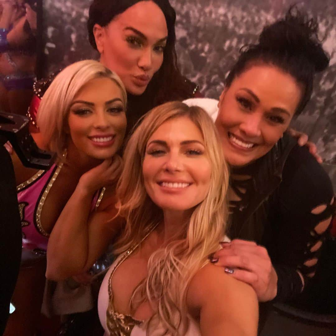 トリー・ウィルソンさんのインスタグラム写真 - (トリー・ウィルソンInstagram)「. Dear diary...just a few pics with some of the ppl I adore while crashing the Royal Rumble yesterday.  . long time friends..or new ones...it’s simply lovely that something so fun can bond us like family for life.  . More shares on my stories. .And Im bummed I missed so many others I adore..🤍💫 . PS. what an HONOR to share the ring with all 30 of these women even for a moment. It brings me to tears to see how far they have come. Each one so unique, beautiful & talented in their own way. And even cooler to see how sweet they all are.  Love you guys! 💫」2月2日 9時19分 - torriewilson