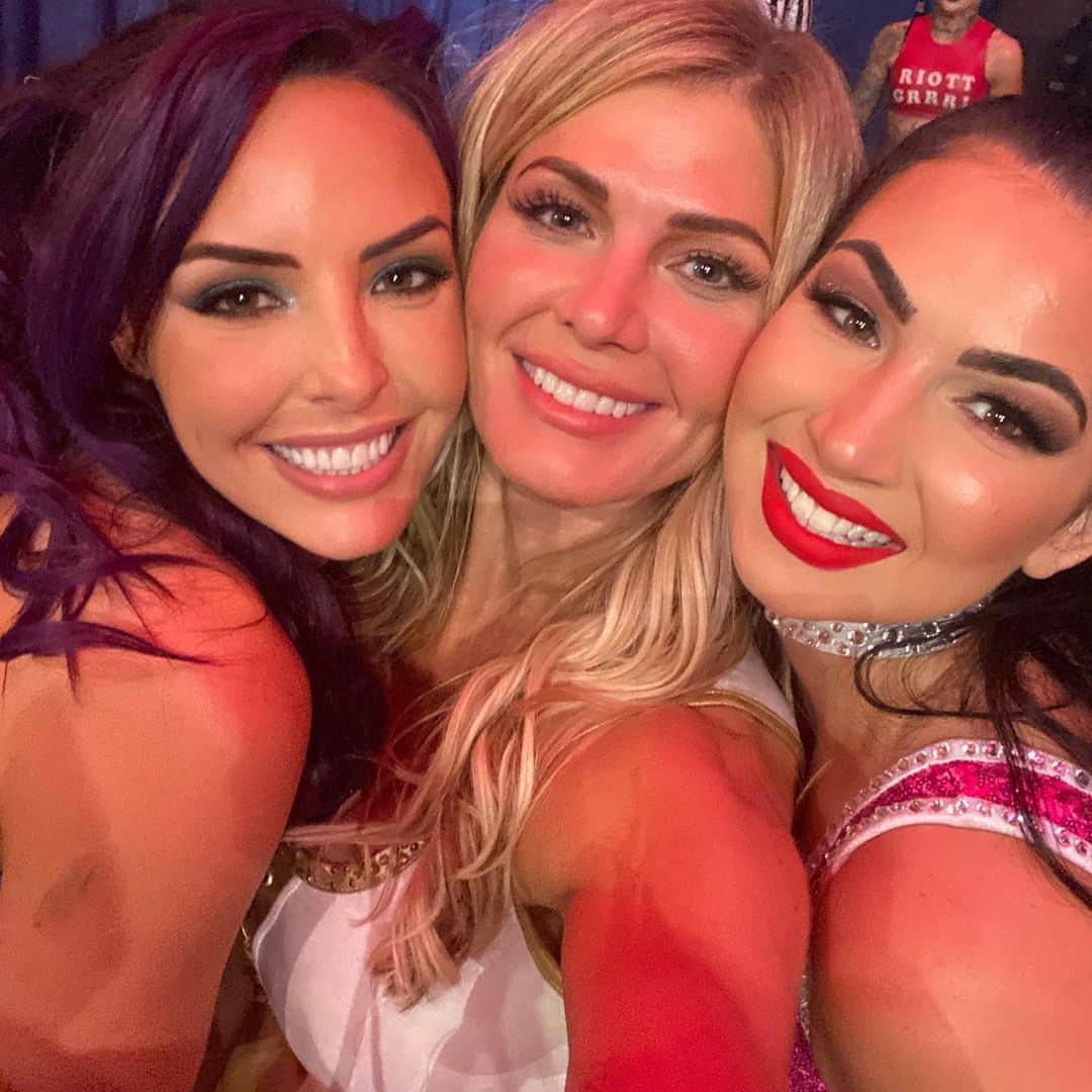 トリー・ウィルソンのインスタグラム：「. Dear diary...just a few pics with some of the ppl I adore while crashing the Royal Rumble yesterday.  . long time friends..or new ones...it’s simply lovely that something so fun can bond us like family for life.  . More shares on my stories. .And Im bummed I missed so many others I adore..🤍💫 . PS. what an HONOR to share the ring with all 30 of these women even for a moment. It brings me to tears to see how far they have come. Each one so unique, beautiful & talented in their own way. And even cooler to see how sweet they all are.  Love you guys! 💫」