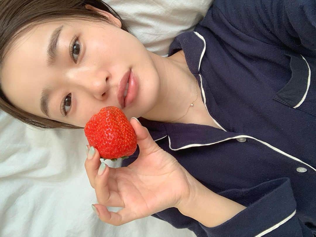 猪鼻ちひろのインスタグラム：「o ha yo〜〜〜 いちごが大きくて嬉しい驚きサイズ🍓❣️ ゴロゴロしながら味わった。しいたけ占いでも "今週は「まー、ぼちぼちとやるか」を口癖みたいにして、肩の力を抜いてやってほしいのです" って言ってくれてたし◎笑 久々にパーソナルトレーニングの予約も出来て @mako_trainer も行くのでスイッチONにして行ってきます！ とにかくゆるりと整理と変化しつつ"楽しい"という気持ちを優先できたらいいなぁ。  よく聞かれるパジャマは、オーガニックコットンで着心地がいい @skinaware のもの。二代目です。毎日着ているのだけれど他のデザインや色違いも欲しくなっちゃうよ♡  まつ毛は、2種類の美容液と @_sakraan のパーマのおかげで すっぴんでも顔が少し良い感じな気がする☺️ この前面白かったのは「猪鼻さん眠気入りましたね〜💁🏻‍♀️」ってネイリストさんとの会話が聞こえたこと。 わたしって昔からなんだけれど、 眠くなると急に喋れなくなるらしい。 #ちひろのお洋服 #ちひろの美容 #パジャマ #いちご」