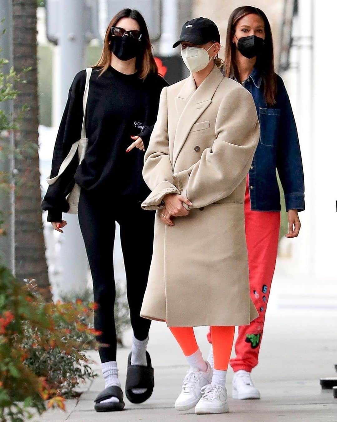 Just Jaredさんのインスタグラム写真 - (Just JaredInstagram)「@kendalljenner @haileybieber and @joansmalls met up for a workout and lunch today in Beverly Hills! #KendallJenner #HaileyBieber #JoanSmalls Photos: Backgrid」2月2日 9時25分 - justjared