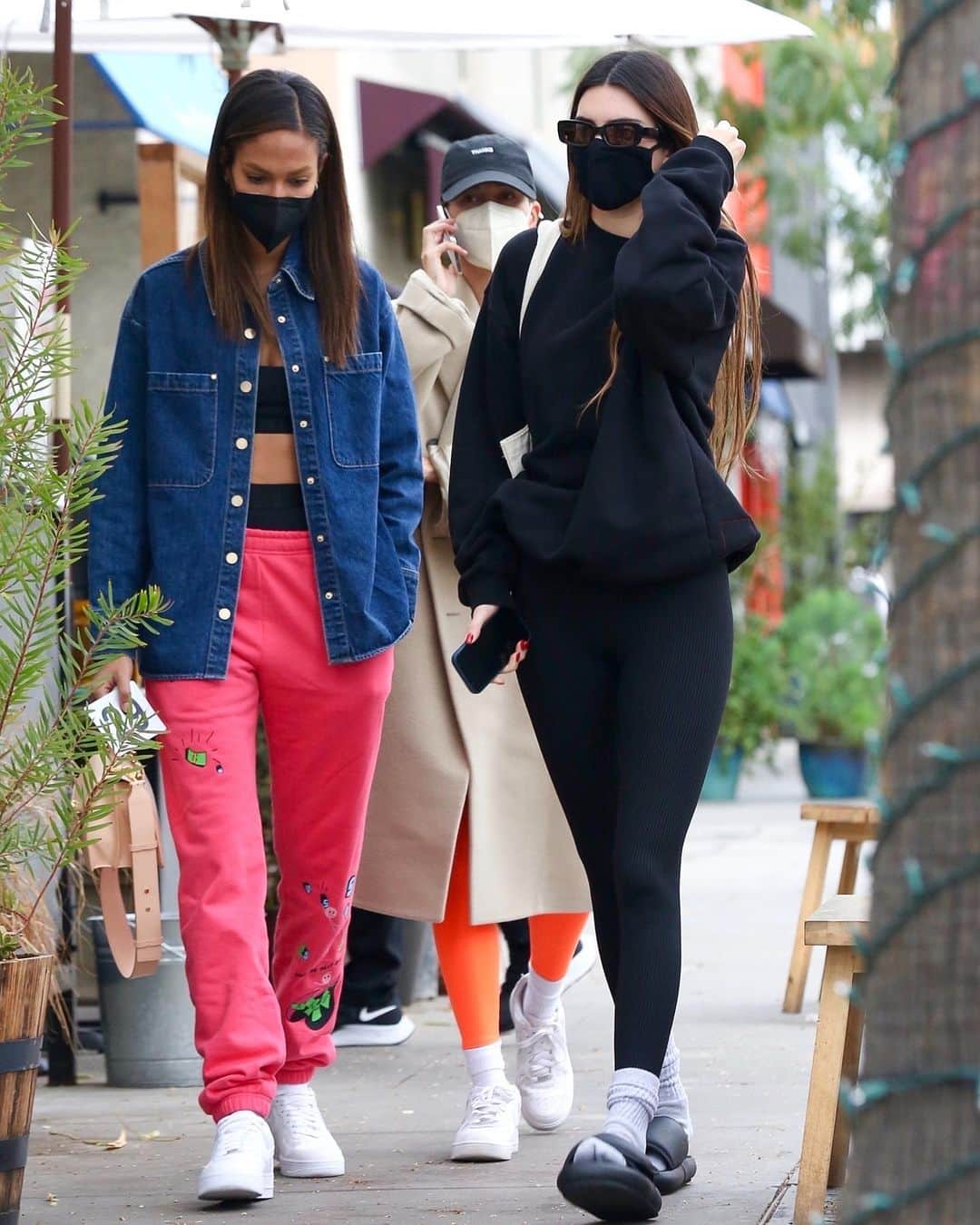 Just Jaredさんのインスタグラム写真 - (Just JaredInstagram)「@kendalljenner @haileybieber and @joansmalls met up for a workout and lunch today in Beverly Hills! #KendallJenner #HaileyBieber #JoanSmalls Photos: Backgrid」2月2日 9時25分 - justjared