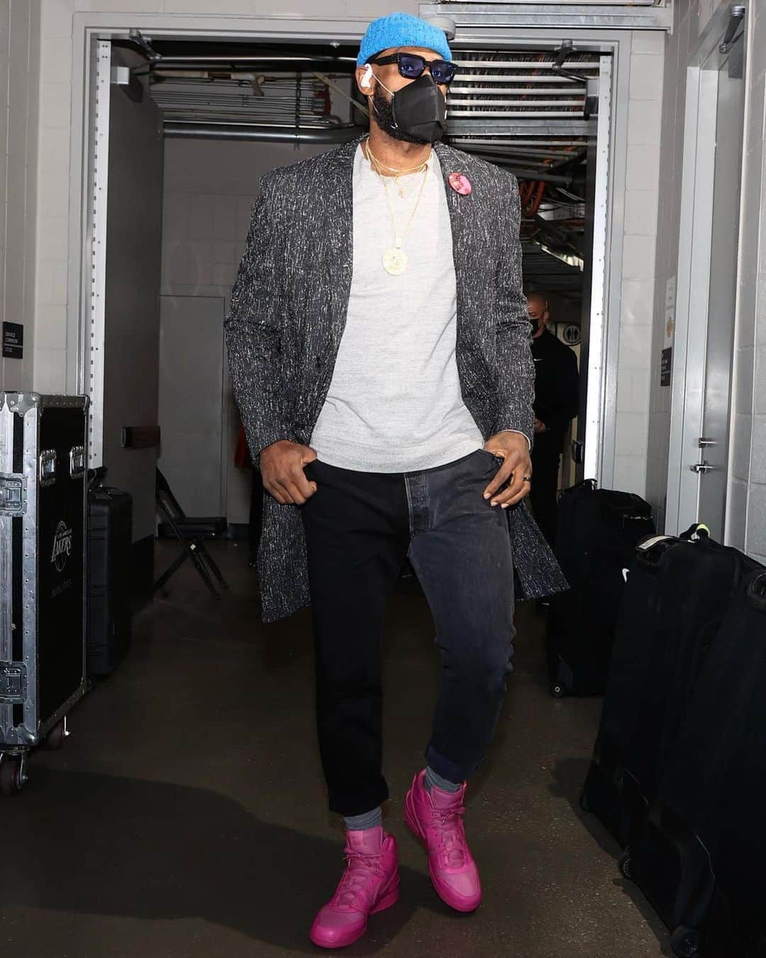 VERBALのインスタグラム：「👑🙇  @kingjames in @nike x @ambush_official DUNK HIGH 🙌🏻 #CosmicFuchsia 🧫🧫🧫  #nike #nikedunk #dunkhigh #ambush #pinkaesthetic #pinkeverything #sneaker #lebronjames #レブロンジェームズ   #Repost @kingjames ・・・ 🌺」