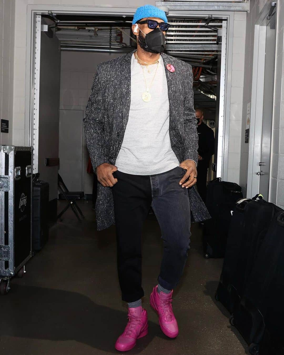 VERBALさんのインスタグラム写真 - (VERBALInstagram)「👑🙇  @kingjames in @nike x @ambush_official DUNK HIGH 🙌🏻 #CosmicFuchsia 🧫🧫🧫  #nike #nikedunk #dunkhigh #ambush #pinkaesthetic #pinkeverything #sneaker #lebronjames #レブロンジェームズ   #Repost @kingjames ・・・ 🌺」2月2日 9時28分 - verbal_ambush