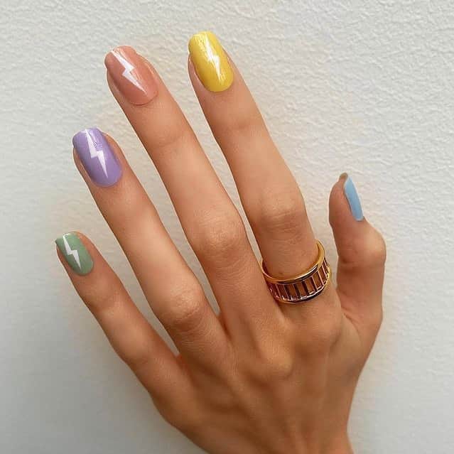 アリスマッコールのインスタグラム：「Nail inspo via @paintbucketnails #aliceMcCALL」
