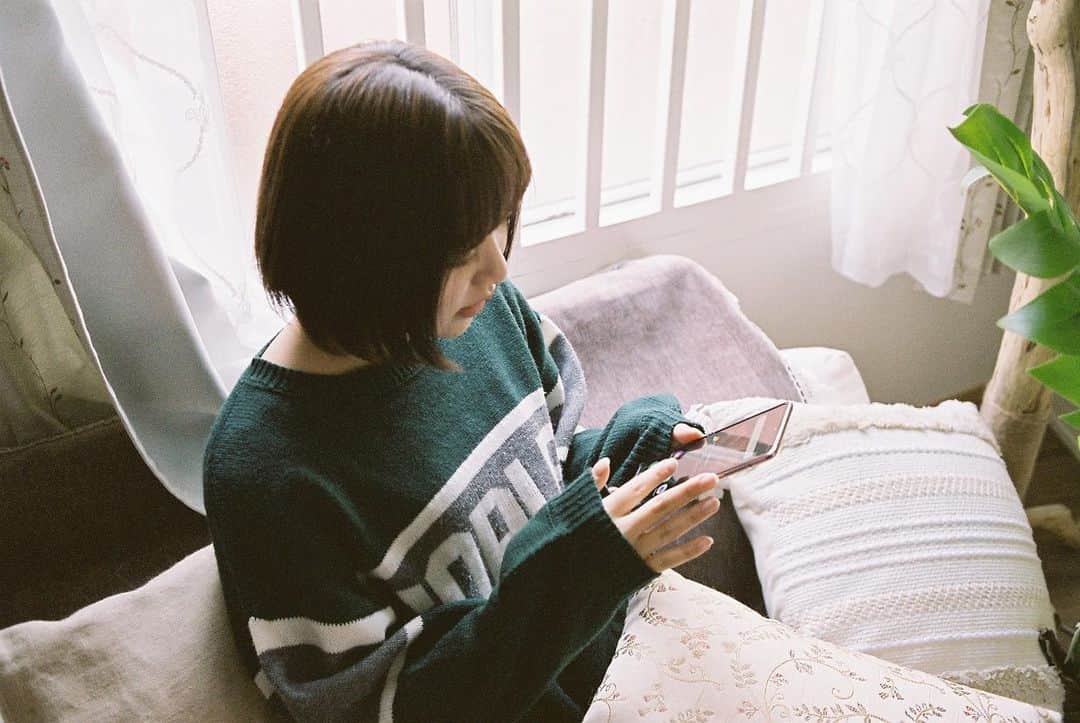 haru wagnusのインスタグラム：「ㅤㅤㅤㅤㅤㅤㅤㅤㅤㅤㅤㅤㅤ 今日も出掛けたいけど出掛けないと決めた。  会いたい友達になかなか会えないけど  「Galaxy Z Flip 5G」は  折り畳んで身近なところに置いても使えるから  どんなところでも友達とビデオ通話ができて嬉しい✨ ㅤㅤㅤㅤㅤㅤㅤㅤㅤㅤㅤㅤㅤ ㅤㅤㅤㅤㅤㅤㅤㅤㅤㅤㅤㅤㅤ #GalaxyZFlip5G  #TeamGalaxy  #Ambassador @galaxymobilejp」