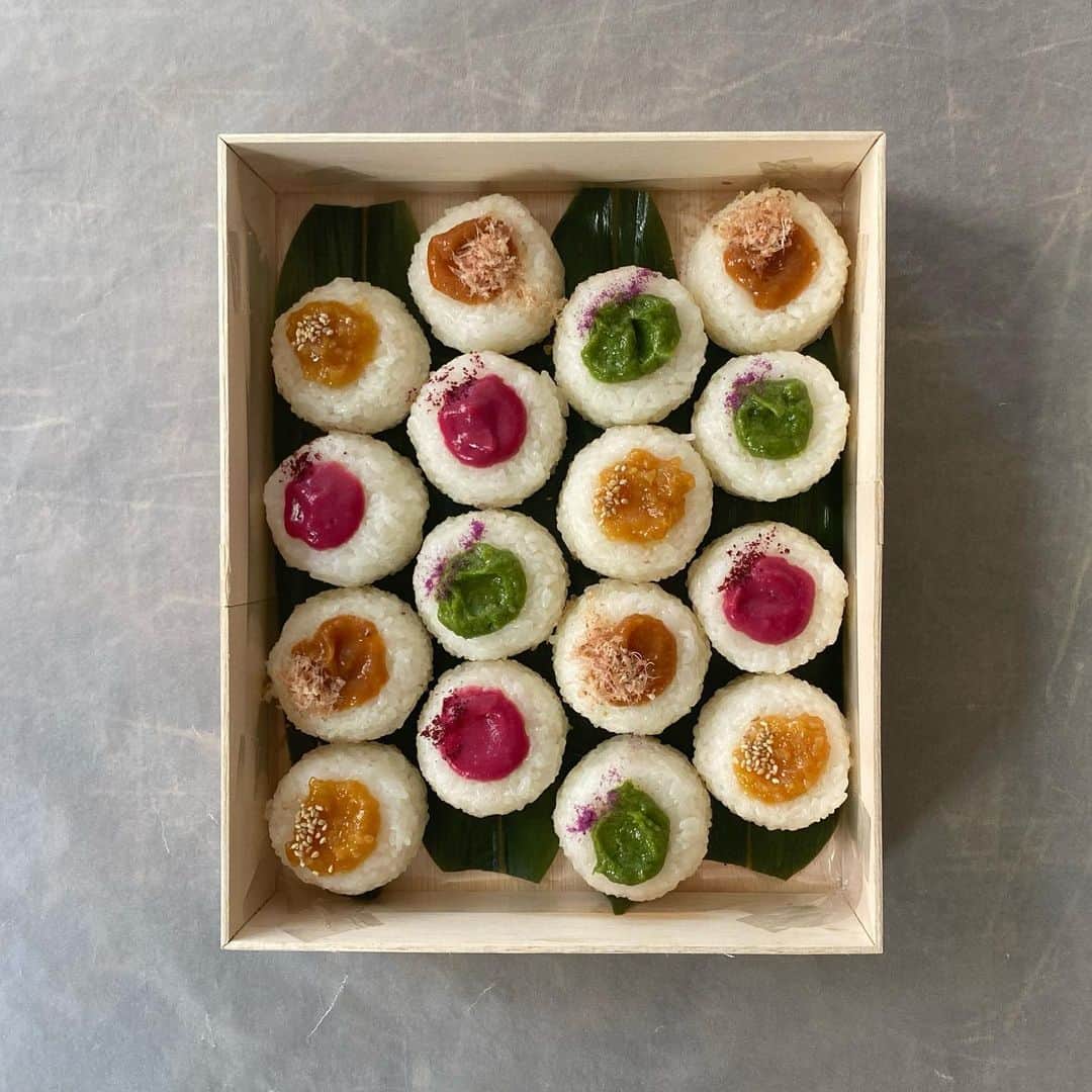 MOMOEのインスタグラム：「折箱にお詰めして  新商品です。  □おむすびBOX  おむすび16個いり 内容はおまかせとなります (画像は自家製野菜味噌のせ) size:22cm×26cm  3500円(税別)  ・・・・・・・・・・・ お弁当・折箱詰めは合計10000円以上、 木箱詰めは15000円以上からのお届けとなります。  配送料として総額の10%を頂戴します (お届け先によってはバイク便でのお届けとなり、送料は実費となります) いずれも消費税別となります ・・・・・・・・・・・  #diary #news #box #organic #momoe  #momoegohan」