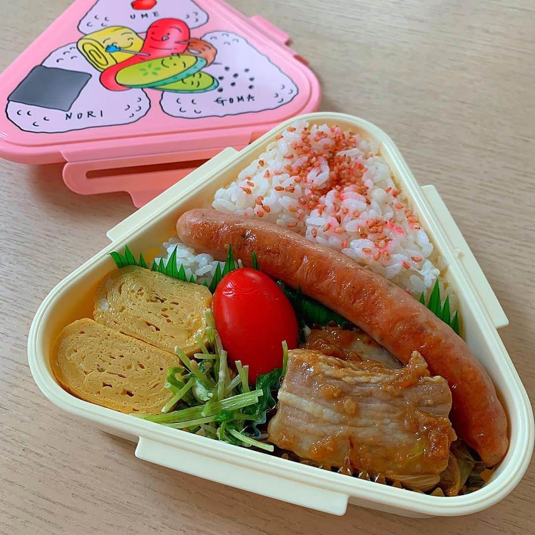 崎嫁ポァンですのインスタグラム：「+ (*Ü*)ﾉ"おはYoϋ♡Tuesday☁︎ + 最近寝てもすぐ目が覚める 寝続けたいのに( ‾᷄꒫‾᷅ ) + MY HOUSE account → @77ponstagram99  + + + #崎嫁弁当  #お弁当#弁当#lunch#lunchbox#bento#food#yummy#delicious#旦那弁当#愛妻弁当#自分弁当#料理#サラメシ#お弁当箱#お昼ごはん#ごはん#ご飯#和食」