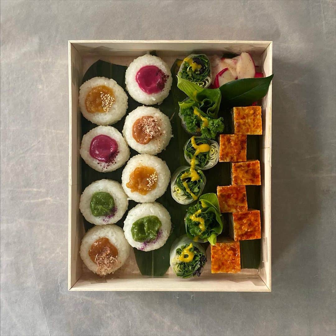 MOMOEのインスタグラム：「折箱にお詰めして  新商品です。  □おつまみBOX  おむすび8個、おつまみの盛り合わせ 内容はおまかせとなります  size:22cm×26cm  4500円(税別)  ・・・・・・・・・・・ お弁当・折箱詰めは合計10000円以上、 木箱詰めは15000円以上からのお届けとなります。  配送料として総額の10%を頂戴します (お届け先によってはバイク便でのお届けとなり、送料は実費となります) いずれも消費税別となります ・・・・・・・・・・・  #diary #news #box #organic #momoe  #momoegohan」