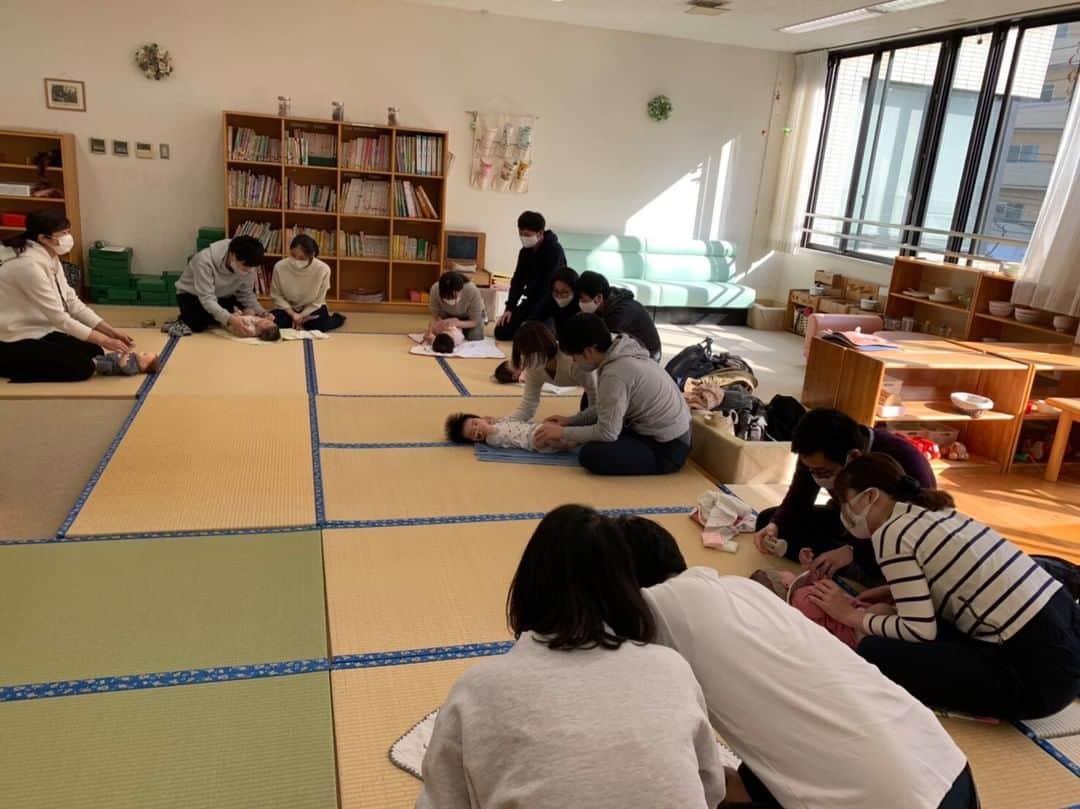 福岡女子短期大学さんのインスタグラム写真 - (福岡女子短期大学Instagram)「おはようございます。福岡女子短期大学です。今日は子ども学科准教授三原 詔子先生の学外での活動をご紹介します。 . 三原先生は福岡市城南区子どもプラザ（地域子育て支援拠点事業）で年間講師を担当し、先日「赤ちゃんday」、1月の講座を開催しました。 . ４ヶ月〜８ヶ月の赤ちゃんと、パパとママが定員の6組。自己紹介から始まり、お家で簡単にできるふれ合い遊び「高い、高い」「ブランコゆうらん」「こちょこちょ」・・・でたくさん遊びました。 . 赤ちゃんの可愛い笑顔をたくさん見たくて、パパさん達も頑張っていました。 . 最後の子育て相談コーナーでは、たくさんの質問に対し、参加者の先輩ママさんから経験談を語ってもらったり、子どもプラザのスタッフの方々からご意見をいただいたりと、密を避けながらの楽しいお喋り交流コーナーになったそうです。 . 「赤ちゃんday」の様子は、子ども学科の学生さんに伝え、子育てが楽しくなる支援ができる保育者になるために役立てて欲しいですね。 . 子ども学科に関する情報は、#福岡女子短期大学子ども学科　←こちらのハッシュタグをご覧ください。 . この投稿をご覧になって「いいね👍」「役に立った」と思われた方は、 @fukuoka_wjc をフォローをお願いします🥺 . =======[ お知らせ ]======= 福岡女子短期大学の資料（2021大学案内📕）を無料送付中です。プロフィールのリンクからお気軽に申し込みください🌟 ====================== = 子ども学科/健康栄養学科 音楽科/文化教養学科 . 福岡女子短期大学 住所：‪‪‪‪福岡県太宰府市五条四丁目16番‬1号‬‬‬ tel：‪‪‪092-922-4034‬‬‬（代表） ． #福岡女子短期大学　#福岡の短大っていいな #太宰府の短大　#福女短スナップ　#子ども学科　#保育士の卵　#幼稚園教諭の卵 #太宰府 #短大生の日常 #福岡の短大っていいな #福岡の女子短期大学 #福女短スナップ　#太宰府の短大　#福女短　#福岡の短大」2月2日 9時34分 - fukuoka_wjc