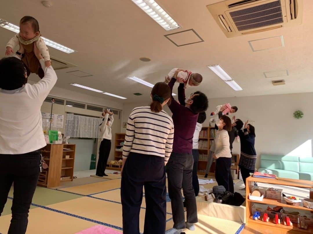 福岡女子短期大学さんのインスタグラム写真 - (福岡女子短期大学Instagram)「おはようございます。福岡女子短期大学です。今日は子ども学科准教授三原 詔子先生の学外での活動をご紹介します。 . 三原先生は福岡市城南区子どもプラザ（地域子育て支援拠点事業）で年間講師を担当し、先日「赤ちゃんday」、1月の講座を開催しました。 . ４ヶ月〜８ヶ月の赤ちゃんと、パパとママが定員の6組。自己紹介から始まり、お家で簡単にできるふれ合い遊び「高い、高い」「ブランコゆうらん」「こちょこちょ」・・・でたくさん遊びました。 . 赤ちゃんの可愛い笑顔をたくさん見たくて、パパさん達も頑張っていました。 . 最後の子育て相談コーナーでは、たくさんの質問に対し、参加者の先輩ママさんから経験談を語ってもらったり、子どもプラザのスタッフの方々からご意見をいただいたりと、密を避けながらの楽しいお喋り交流コーナーになったそうです。 . 「赤ちゃんday」の様子は、子ども学科の学生さんに伝え、子育てが楽しくなる支援ができる保育者になるために役立てて欲しいですね。 . 子ども学科に関する情報は、#福岡女子短期大学子ども学科　←こちらのハッシュタグをご覧ください。 . この投稿をご覧になって「いいね👍」「役に立った」と思われた方は、 @fukuoka_wjc をフォローをお願いします🥺 . =======[ お知らせ ]======= 福岡女子短期大学の資料（2021大学案内📕）を無料送付中です。プロフィールのリンクからお気軽に申し込みください🌟 ====================== = 子ども学科/健康栄養学科 音楽科/文化教養学科 . 福岡女子短期大学 住所：‪‪‪‪福岡県太宰府市五条四丁目16番‬1号‬‬‬ tel：‪‪‪092-922-4034‬‬‬（代表） ． #福岡女子短期大学　#福岡の短大っていいな #太宰府の短大　#福女短スナップ　#子ども学科　#保育士の卵　#幼稚園教諭の卵 #太宰府 #短大生の日常 #福岡の短大っていいな #福岡の女子短期大学 #福女短スナップ　#太宰府の短大　#福女短　#福岡の短大」2月2日 9時34分 - fukuoka_wjc