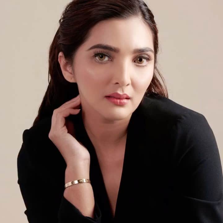 ASHANTY BEAUTY CREAM OFFICIALのインスタグラム：「Takut tanda penuaan dini muncul sebelum waktunya ? Jangan khawatir selama kamu merawat wajah menggunakan Ashanty Beauty Cream Anti Aging Series, wajah akan selalu terawat dan terlindungi. Anti Aging Cream Series by @ashantyid bermanfaat untuk mencerahkan, melembutkan, melembabkan, mengencangkan, mengenyalkan, mengecilkan pori - pori, menghilangkan kerutan dan garis halus 🖤  Informasi lebih lanjut kamu bisa langsung kunjungi dan follow official instagram @ashantyid dan dapatkan promo menariknya yaaa ✨🛍  _____________________________ Informasi dan pemesanan  Ashanty Beauty Cream Chat Via WA : WA: 081293823950 WA: 081287388885 WA: 087778489900 WA: 085781140354 ⚡️ Fast Respons Click Link On Bio Instagram @ashantyid ❣️ ______________________________ #ashantybeautycream #creamashanty #skincareashanty #skincare #skincareartis #skincarelokal #creamwajah #creamperawatanwajah #obatjerawat #jerawat #kosmetik #krimwajah #creamwajah #whiteningcream #ashantyid #ashanty」