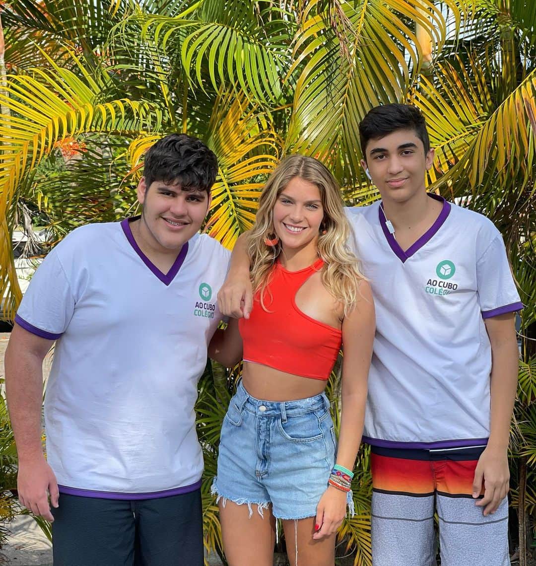 イザベラ・サントーニのインスタグラム：「Educação e saúde são o que há de mais importante na vida ✨  . Hoje meus irmãos reiniciaram o ano letivo no colégio @ao.cubo , ainda em meio à pandemia e ao distanciamento social. Muito feliz por eles estudarem em uma escola que preza por uma formação super completa, inclusive socioemocional, seja no ensino presencial, seja no ensino à distância.  . Amanhã teremos um bate papo super especial e eu aguardo vcs.」