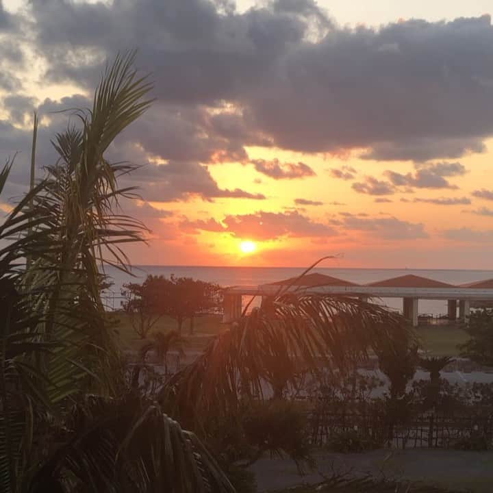 サザンビーチホテル＆リゾート沖縄のインスタグラム：「. 2021/02/01の夕陽  写真で伝えきれない美しさを ぜひ見に来て欲しいです🥰  I want you to come and see the beauty that cannot be conveyed in a photograph.  #sunset #sun #sunsetphotography  #southernbeachhotel #nature #scenery #photo #photooftheday」