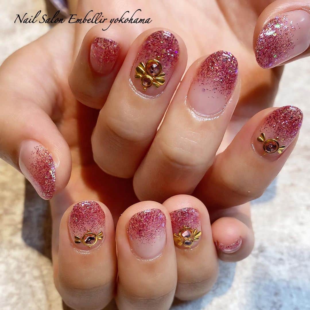 ネイルサロンembellir横浜店さんのインスタグラム写真 ネイルサロンembellir横浜店instagram Embellir横浜店です ピンクのアーロらラメグラデージョンネイル 人差し指 薬指にはゴールドパーツでアートをいれました 定額コースのデザインは期間終了後は