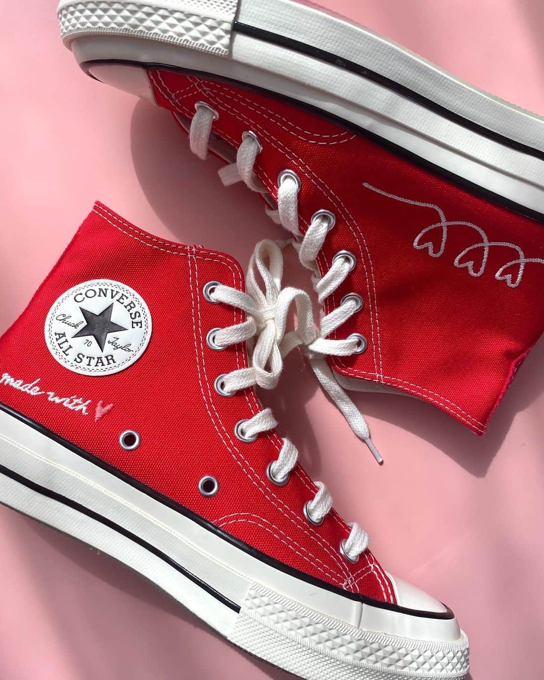 STYLERUNNERさんのインスタグラム写真 - (STYLERUNNERInstagram)「Forget roses, new sneakers are the way to a girls heart...right??? ❤️ Converse want you to feel the love with this Valentines Day sneaker.」2月2日 9時52分 - stylerunner