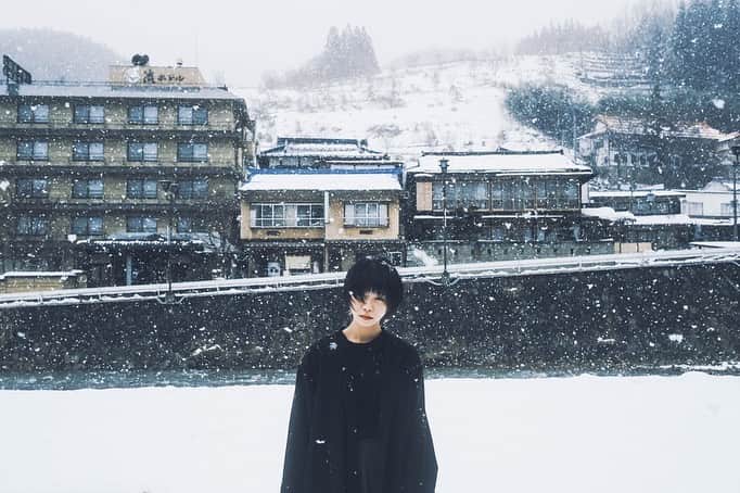 のインスタグラム：「雪が降った日。 . . . . #日本の風景  #幸 #snowday  #white #japangirl  #as_archive #art_of_japan_ #jp_mood #pt_life #pasha_magazine #photography  #portraitphotography #streetphotography #edscvr_moodjapantrip #visualsoflife #impressio_shots #good_portraits_worldxploretocrate #shootermag #pursuitofportraits #ootd #dscvr_mood #jp_portrait部 #東京カメラ部 #igersjp #ポートレート #被写体 #お洒落さんと繋がりたい #model #ポートレートモデル #写真好きな人と繋がりたい」