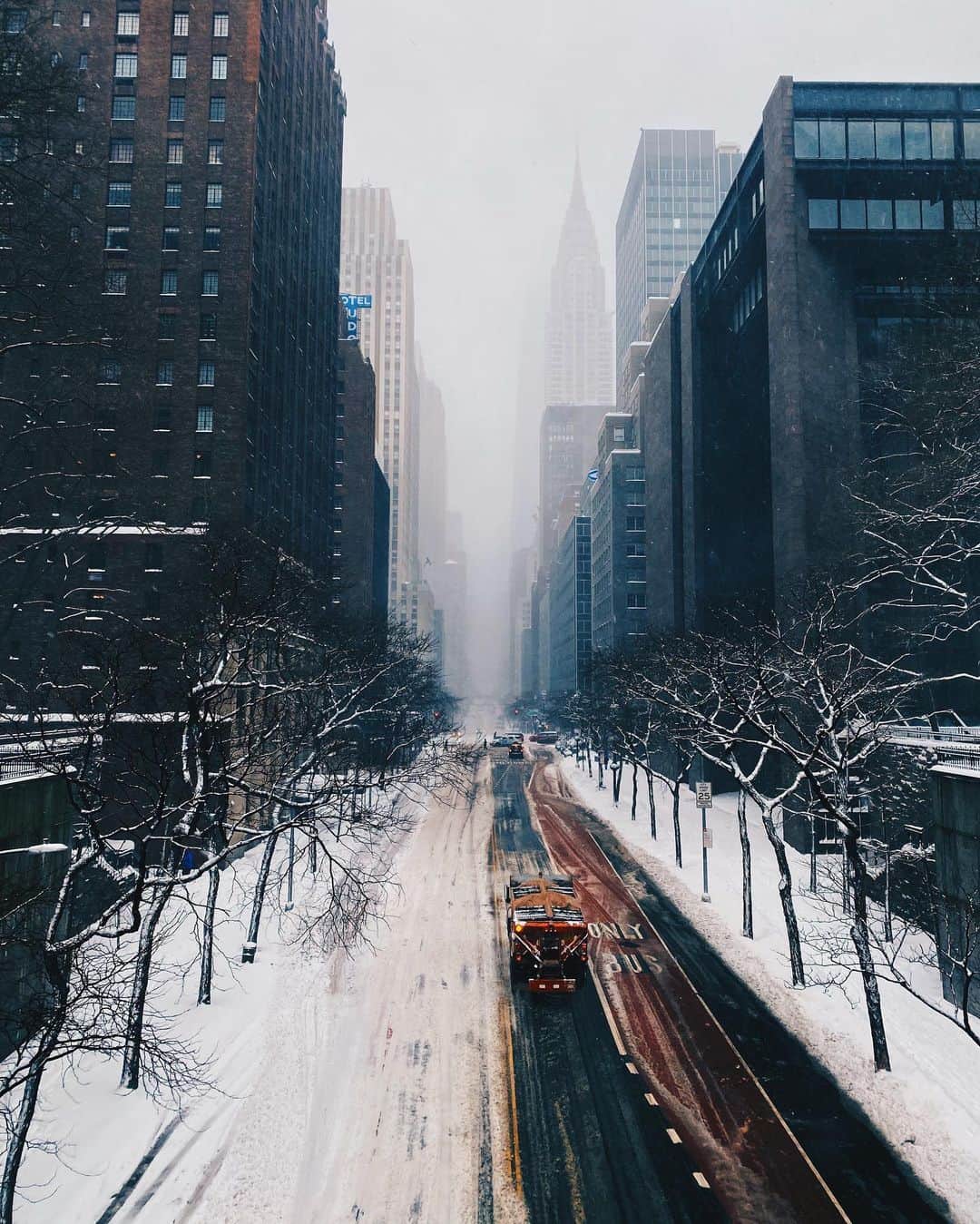 トッドスナイダーのインスタグラム：「🌬 Snow Day on 42nd ❄️❄️❄️ 📸 @therealgemmanoakes #ToddSnyder #newyork #snowday #streets_vision #moodygrams」