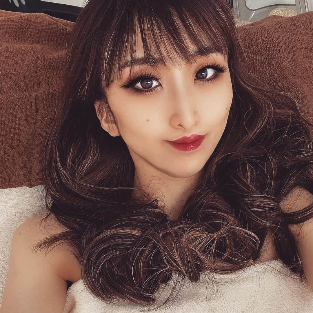 Erenaのインスタグラム：「⚜️🪞Sonic Fit ｿﾆｯｸﾌｨｯﾄ専門ｻﾛﾝ🪞⚜️ ﾘﾘｰｵﾝ本店 @rilleeon.osaka で お肌のﾒﾝﾃﾅﾝｽ中🧸💕 ずっと気になってた鼻の毛穴が… 気にならなくなっている😳 マシンを直接鼻にあててるわけでないのにｽｺﾞｲ🙌🙌 そしてリフトアップもできてる✨🤩✨ . ♢♦︎メニュー内容♦︎♢ ｿﾆｯｸﾌｨｯﾄ(全顔+首)通常90分 . II▶︎Sonic Fit ｿﾆｯｸﾌｨｯﾄ II▶︎少し前に美容クリニックで人気だった「ハイフ」の効果を超える‼︎!!! と…今業界で最も注目の最新リフトアップマシン。 . II▶︎効果II▶︎たるみ,むくみ,小顔,美白,シミ,シワ,毛穴,ニキビ,肌質改善,顔の脂肪,二重顎,法令線,肌のくすみを無くす,首のシワ改善,首の凝りをほぐす . II▶︎URL II▶︎https://rillee-on.com/ . ⇒⇒⇒つづく . . #rilleeon#sonicfit#salon#antiaging#liftup#osaka#リリーオン#ソニックフィット#小顔#リフトアップ#美容#最新リフトアップマシン#たるみ改善#美白#シミシワ改善#肌質改善#法令線#首のシワ改善#ハイフを超えるリフトアップ#アンチエイジング#美#より美しく#キレイになりたい#美しさにゴールがない」