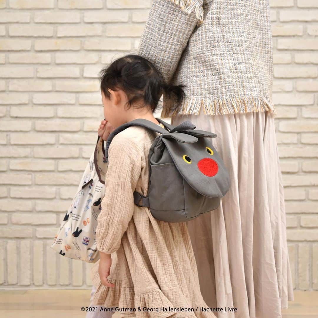 salut!のインスタグラム：「リサとガスパール×salut!」のコラボレーションアイテムを発売！  リサとガスパールとのコラボレーションアイテムを2月2日（火）より salut!全店舗とsalut!公式通販サイト「PAL CLOSET（パルクローゼット）」で発売！  ※公式通販サイトでは2月2日（火）AM10:00より発売開始致します。  ほわほわの白いボディにつぶらな黒目、赤いマフラーがお似合いのリサ。 黒いボディに青いマフラー、赤いお鼻にくりくり瞳のガスパール。 仲良しな２人とおうちで一緒に過ごせるインテリアアイテムや ちょっとしたお出かけに便利なエコバッグなど全33アイテムがオリジナルデザインで登場。  みんなが大好きな「リサとガスパール」とのコラボレーションアイテムを是非お楽しみください。  ───────────── 公式通販サイトにて キッズ収納ボックスの発売遅延のお詫びです。  公式通販サイトにて 2/2(火)AM10:00〜発売開始のリサとガスパールコラボ商品の中で、 キッズ収納ボックスのみ入荷遅れのため 2/3(水)AM10:00〜発売開始となります。  その他のコラボ商品に関しましては通常通り2/2(火)AM10:00〜販売致します。  ご迷惑をおかけしておりますこと、深くお詫び申し上げます。 ─────────────  #リサとガスパール #ほわほわ #白いボディ #つぶらな黒目 #赤いマフラー #青いマフラー #赤いお鼻  #限定商品 #コラボ商品  #サリュ #salut #まいにちインテリア  #プチプラ #プチプラ雑貨 #プチプラインテリア #プチプラ小物 #プチプラ通販  #インテリア雑貨 #インテリア小物 #インテリア  #ナチュラルな暮らし #ナチュラルインテリア #ナチュラルコーデ #ナチュラル　#smileispower_p」