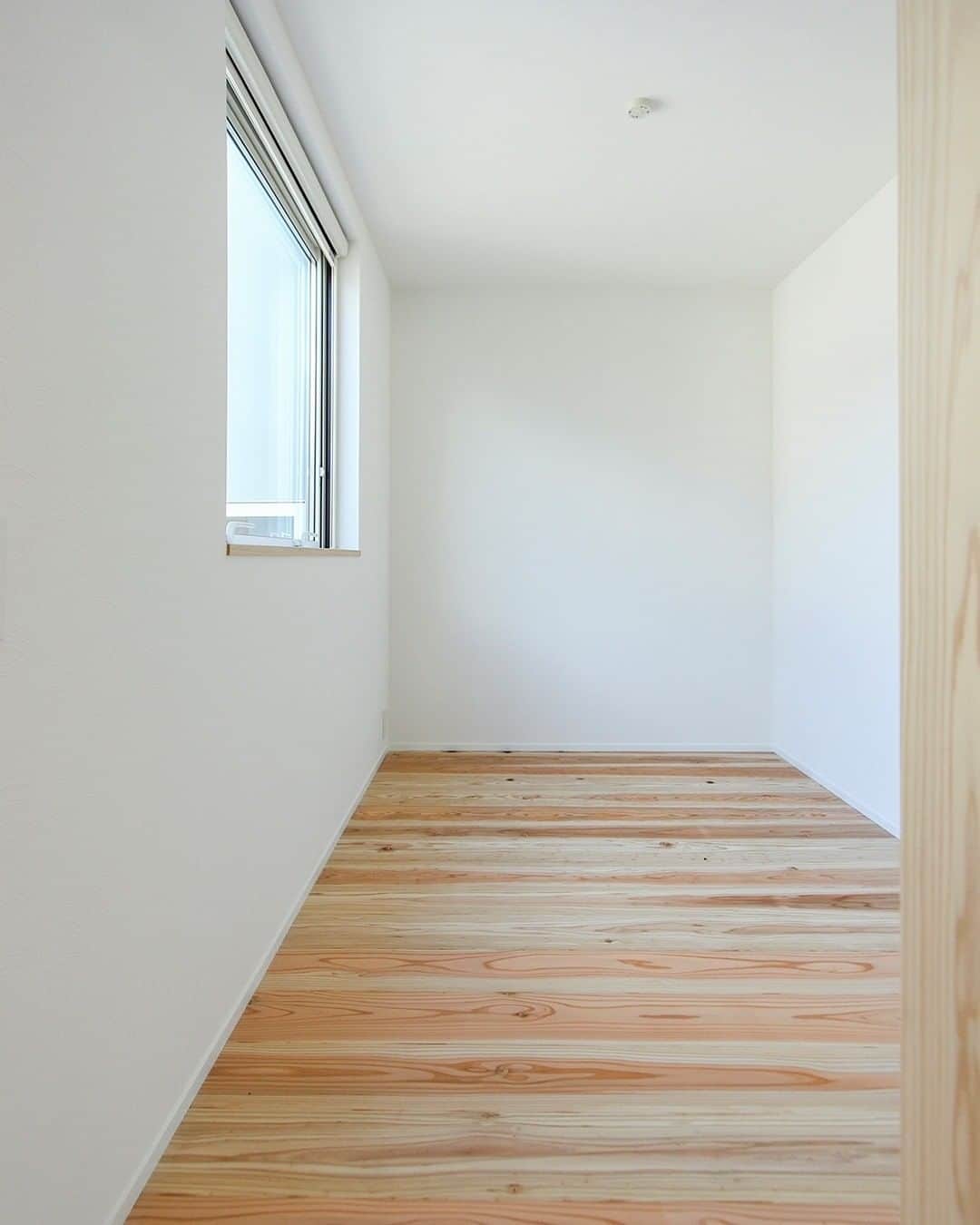 takanohomeさんのインスタグラム写真 - (takanohomeInstagram)「【新築／最新施工事例】 『糸島の家』01  Designed by Kishimoto  リビングの一角に気になるスペースが。 リビングの床からは少し上がっていて まるで、茶室のにじり口のような コンパクトな入口。 中に入ると、#中庭 をのぞめる大きな窓も。 #おこもり感 が味わえて、 住まいの中での居心地の違いを楽しめます。  リラックスしすぎて、 頭をぶつけるのだけ、要注意です！  タカノホーム【新築】ホームページ 建築事例集コーナーをチェック！ ----------------------------------- @takanohome ----------------------------------- プロフィール覧のURLをクリックして リンクリストの↓ 完工！新築 「糸島の家 01」から ご覧いただけます。  #タカノホーム #タカノホーム福岡 #takanohome #福岡  #間取り #新築 #注文住宅 #リノベーション #リフォーム #不動産 #工務店 #家 #家づくり #住まい #建築 #デザイン #暮らし #インテリア #lifestyle  #house #home #動線重視 #design #interior #平屋 #ホームツアー #施工事例 #ルームツアー」2月2日 10時00分 - takanohome